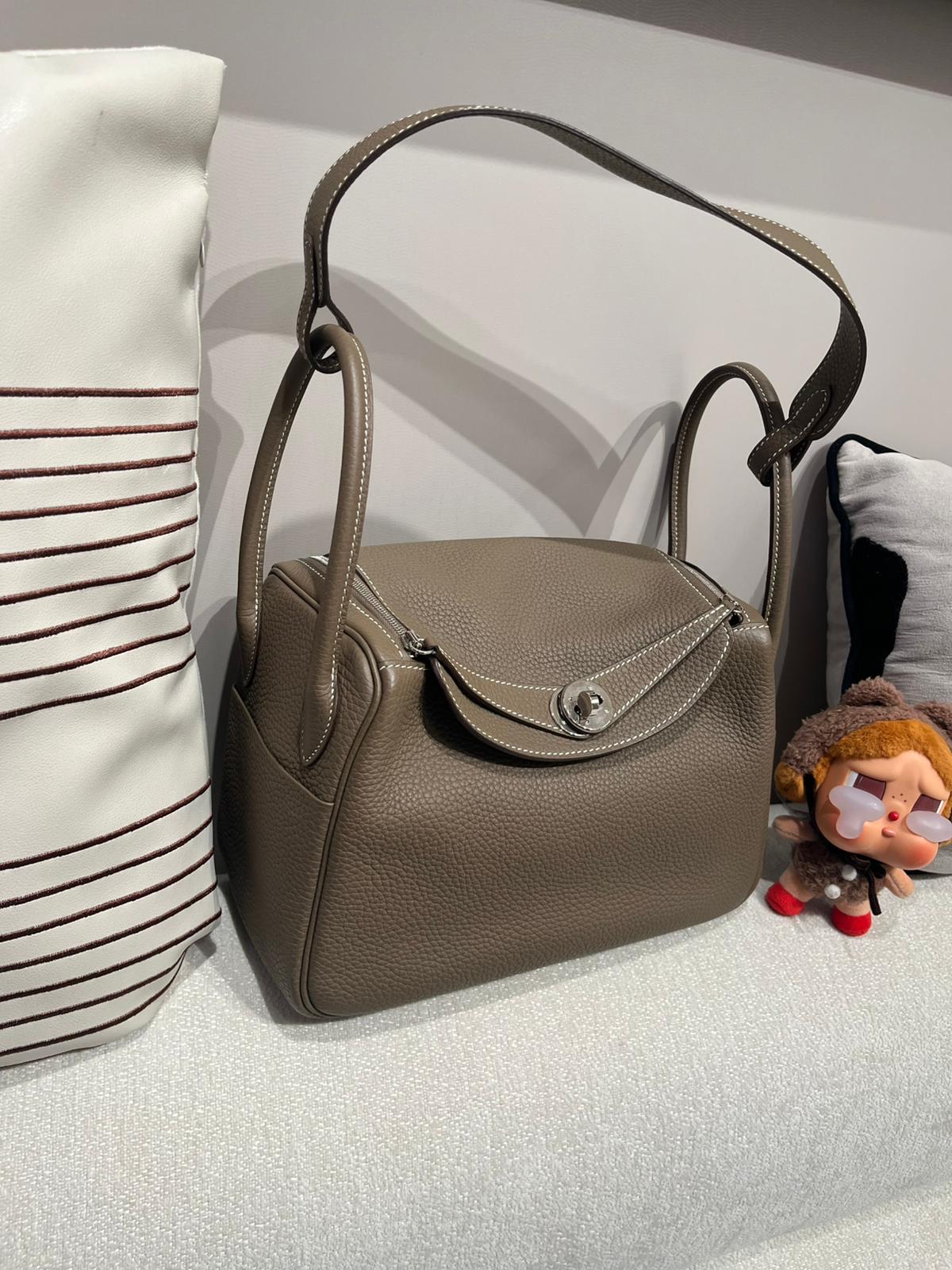 Hermes Lindy 26 Stamp D Etoupe 大象灰銀扣100%Authentic, 98%New ✅Dust bag✅Raincoat✅Box