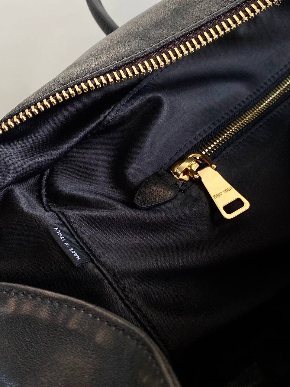 🈶复古做旧色 𝗠𝗶𝘂𝗠𝗶𝘂公文包 | 无肩带 这只经典必做的，做旧系列每只都火 目前还没新出有配肩带，喜爱程度丝毫不减 做旧的棕色皮质花纹，像掉漆效果 软而不塌的包型，复古又时髦有腔调 近两年miu水涨船高，爆款制造机 出什么火什么，杀疯了已经，都去冲 一整个甜酷少女感路线，赢麻了！！ 23×34×10cm，#F0020m