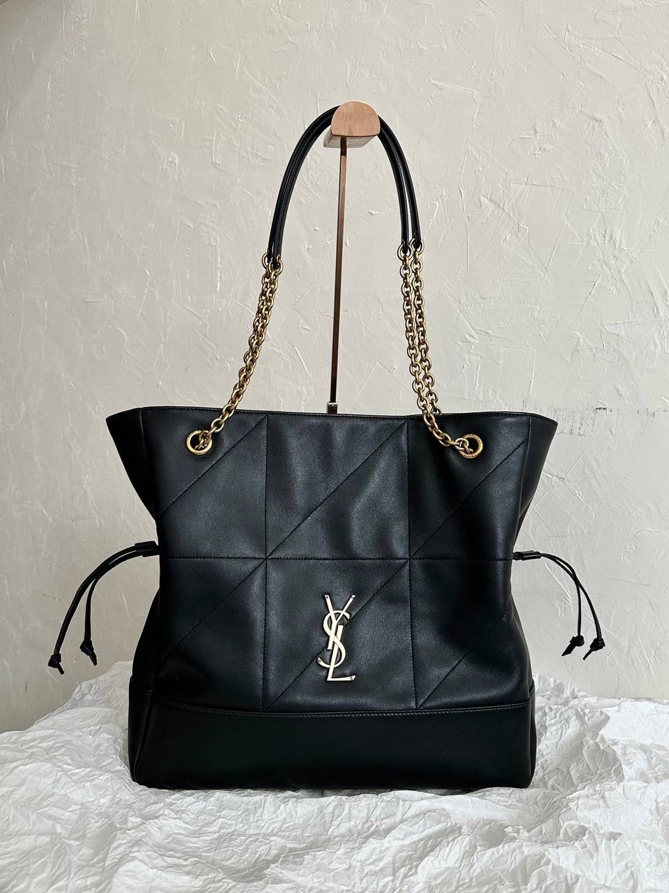 🖤大号爆款🔥再次回货❗️ ys1 Jamie 4.3 large pochon福袋腋下包 设计师真的太懂消费者需要什么了吧 很多托特包的设计都没法让颜值和实用性两者都兼得 但是！这只tote做到了！ 它包身轻，容量大，而且还很优雅！ 是有设计在线，且贵气满满的实用型tote 我觉得比22bag好看耶 这是可以说的吗😝 还是一只可以让你实现优雅带娃的妈咪包～ 34×27×3cm809824m