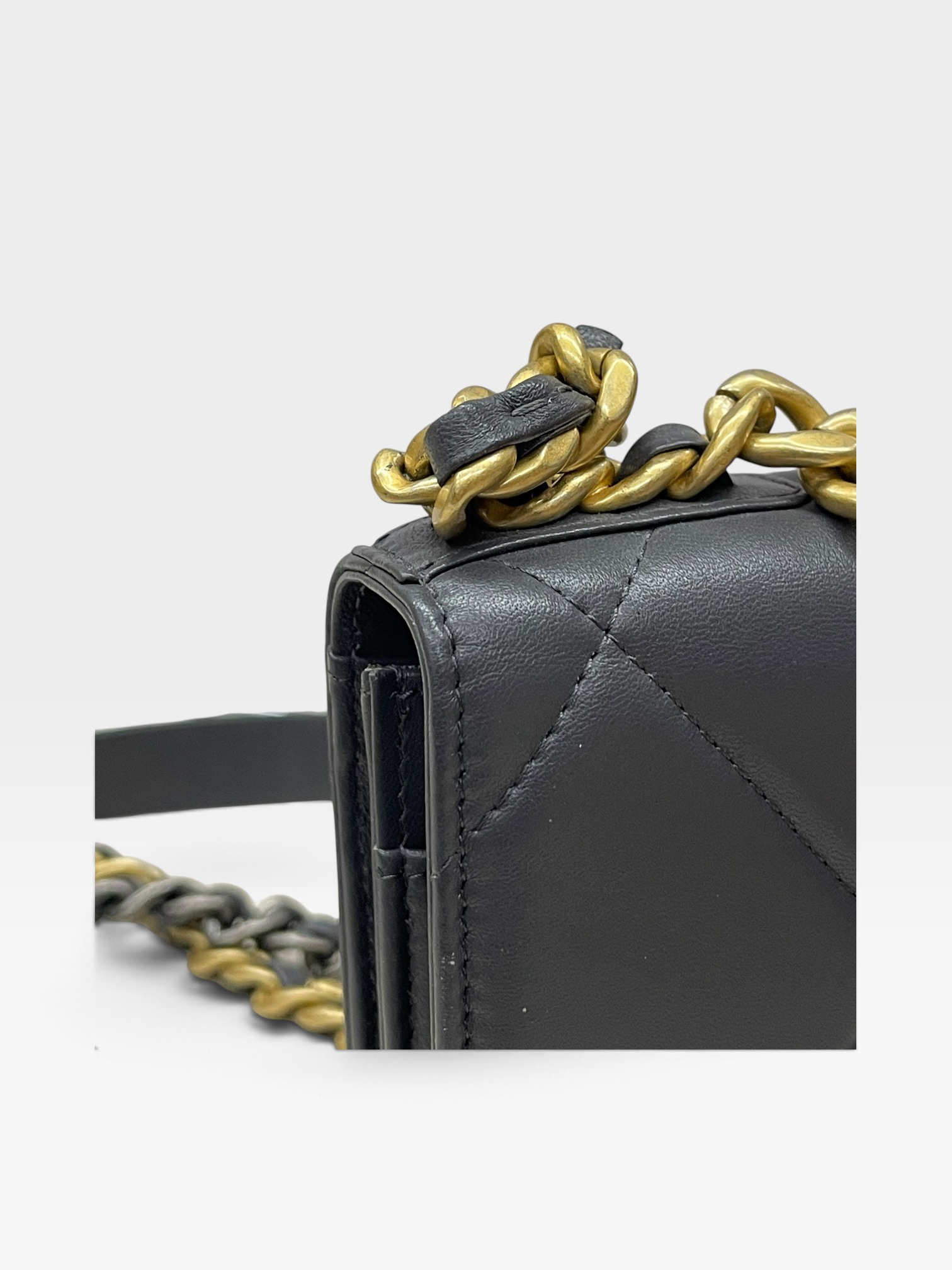 Pre-Owned CHANEL 19 Wallet On Chain / Product Code: 091008