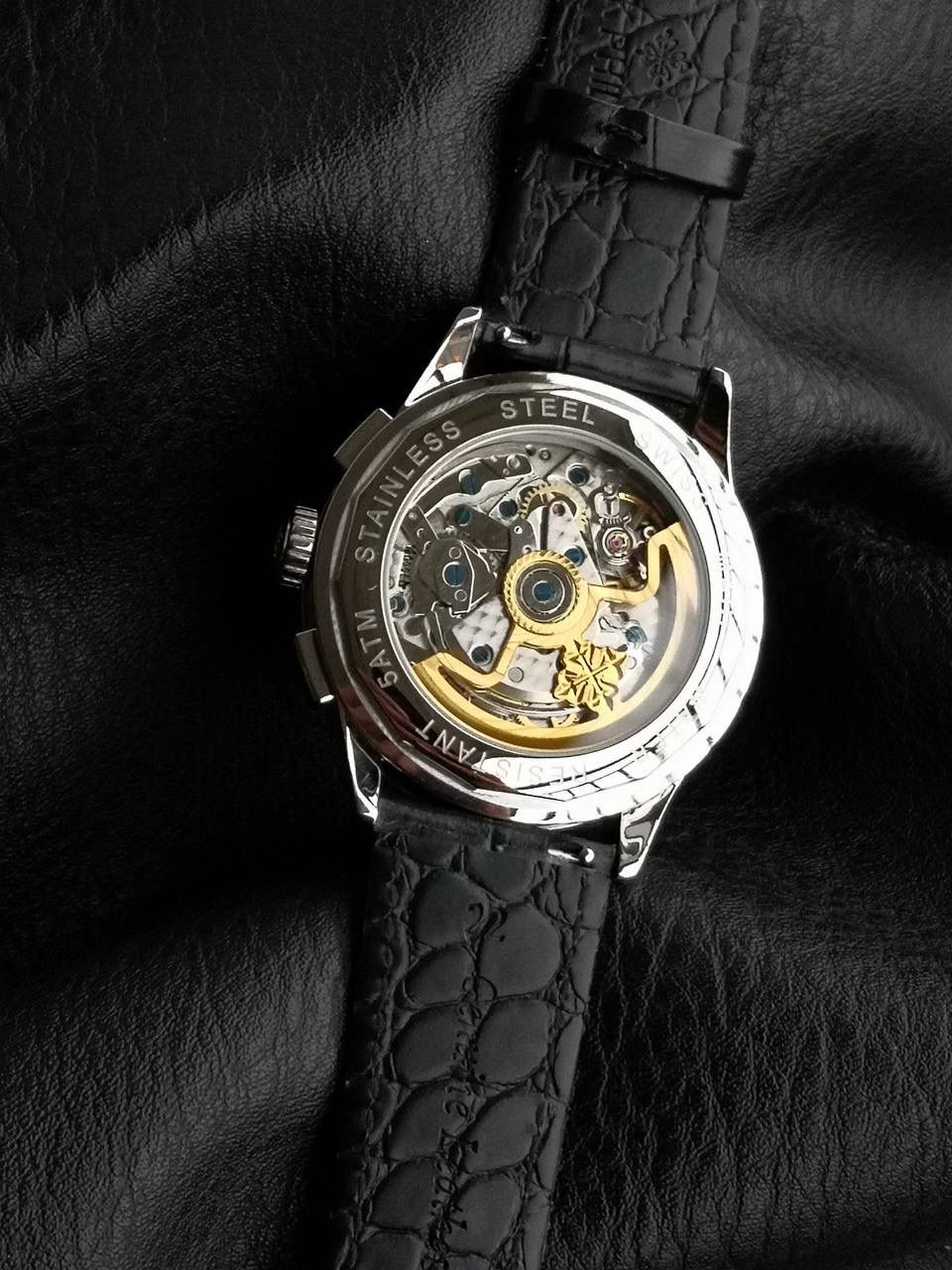 百达翡丽复杂功能时计5170G多功能腕表，堪称腕表精品当中的精品！😍✨🔥 腕表直径为42毫米，作为一款男士腕表，它的表盘大小适中。为我们奉上对称的美感，整个表盘的布局大方得体，包括了如此之多的功能的同时，又不会让人觉得繁杂。 机芯采用了7750机芯完美还原正品诸多功能，提供了强大的时间衡量功能。意大利牛皮表带，专属的灯笼扣，任何季节，任何场所，任何职业人均适合佩戴，让手腕佩戴得更舒适，让气质绽放。此款腕表具有30米防水功能，满足大众日常生活，休闲度假必备腕表。 百达翡丽5170G可以说是腕表中的精品，功能方面的巧妙构思，外观上的合理布局，以及优越的机芯性能，无一不体现出百达翡丽的独特设计，一件经典的艺术品，一件完美的收藏品。