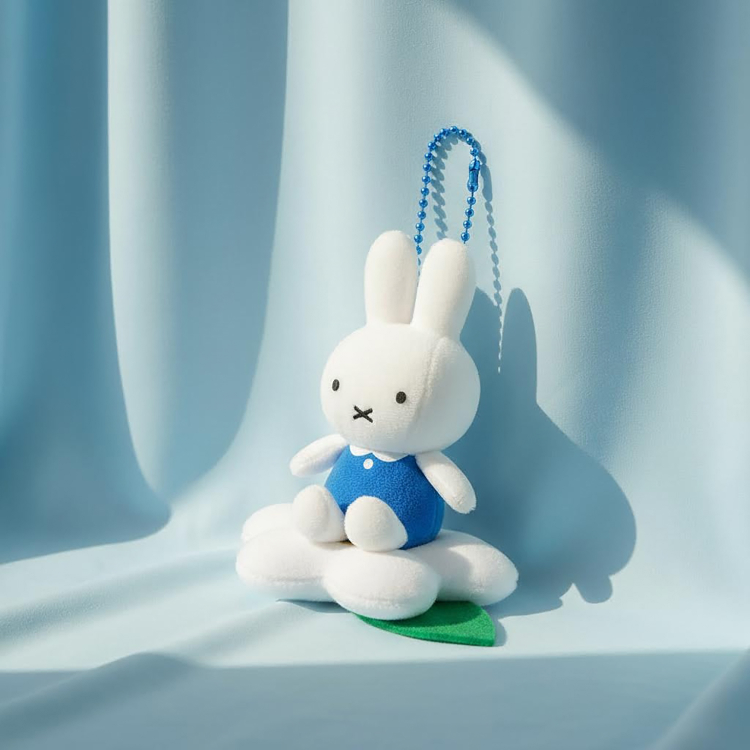 【預購7/26截單】Miffy - 公仔掛飾 (藍色白花坐姿款)