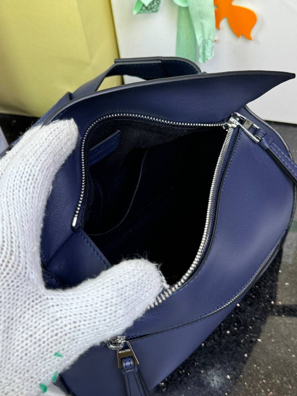 ⭐️最新升级版𝟮.𝟬-𝗣𝘂𝘇𝘇𝗹𝗲腰包⭐️ （珍珠灰到货‼️） 尺寸：𝟮𝟰-𝟭𝟬.𝟱-𝟭𝟲𝗰𝗺 款号：052343 👉🏻长方体形状和精确的切割技巧创造出Puzzle 腰包以及独特的几何线条成为 “Loe罗家”的著名代表作~ 👉🏻金属搭扣开合，刻有标志logo徽标，可调节肩带，翻盖大容量插袋和一个外部拉链口袋，🐂柔软细腻napa小牛皮，正品Ykk五金，Anagram压纹，人字纹棉麻帆布内里 👉🏻（男女♀♂同款）大小非常合适。胸包、背包、单肩、斜挎、腰包五种背法任你解锁🔒 👉🏻 （独家背景➕独家品质➕独家包装➕独家控制对版细节📦➕精致全套礼盒套装❤️） 重点：让你花最少的钱💰体验最大的仪式感❤️