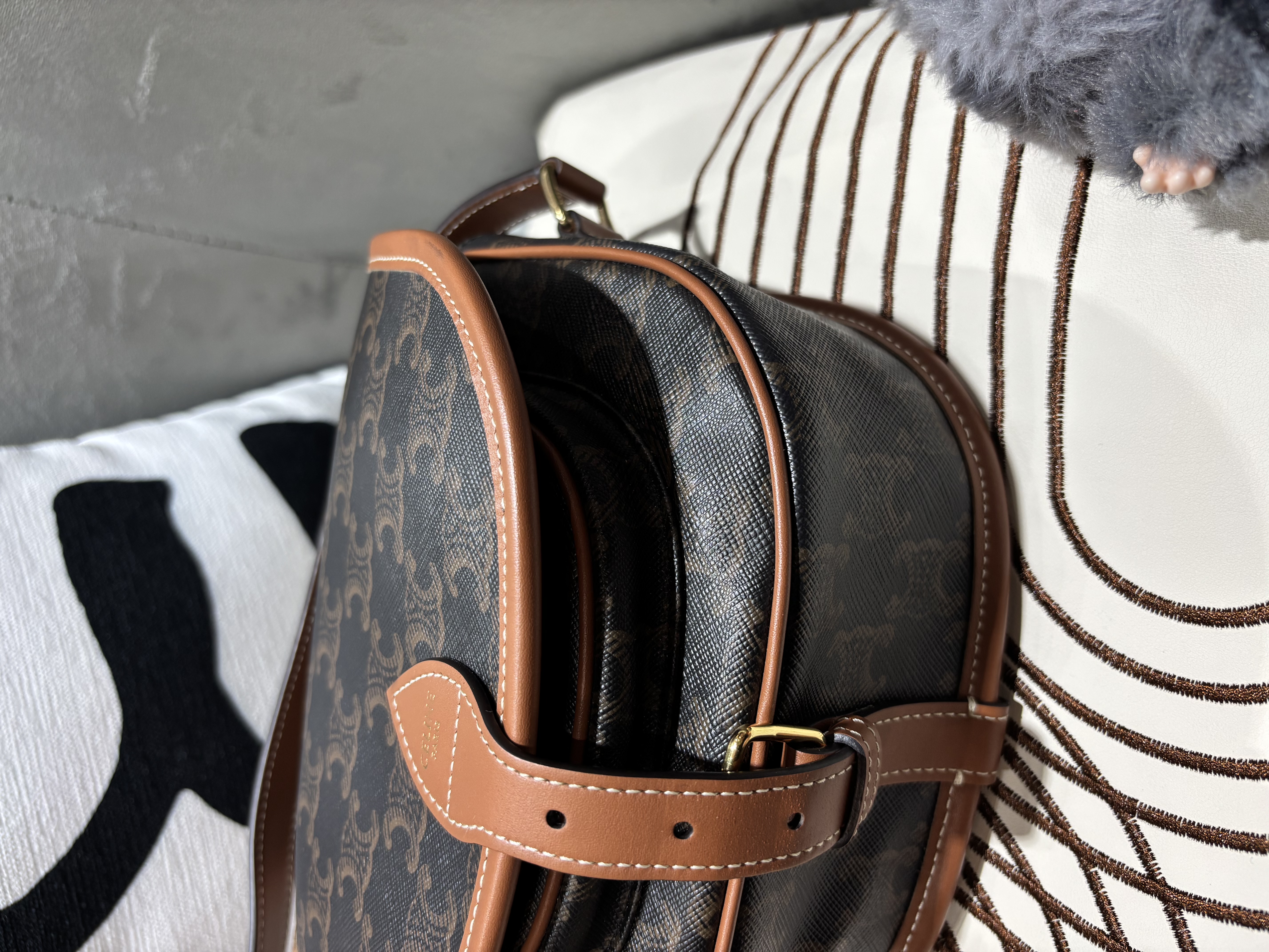 全新未使用品 CELINE FOLCO medium Crossbody Bag 100%Authentic, 全新未使用品 ✅tap✅dust bag