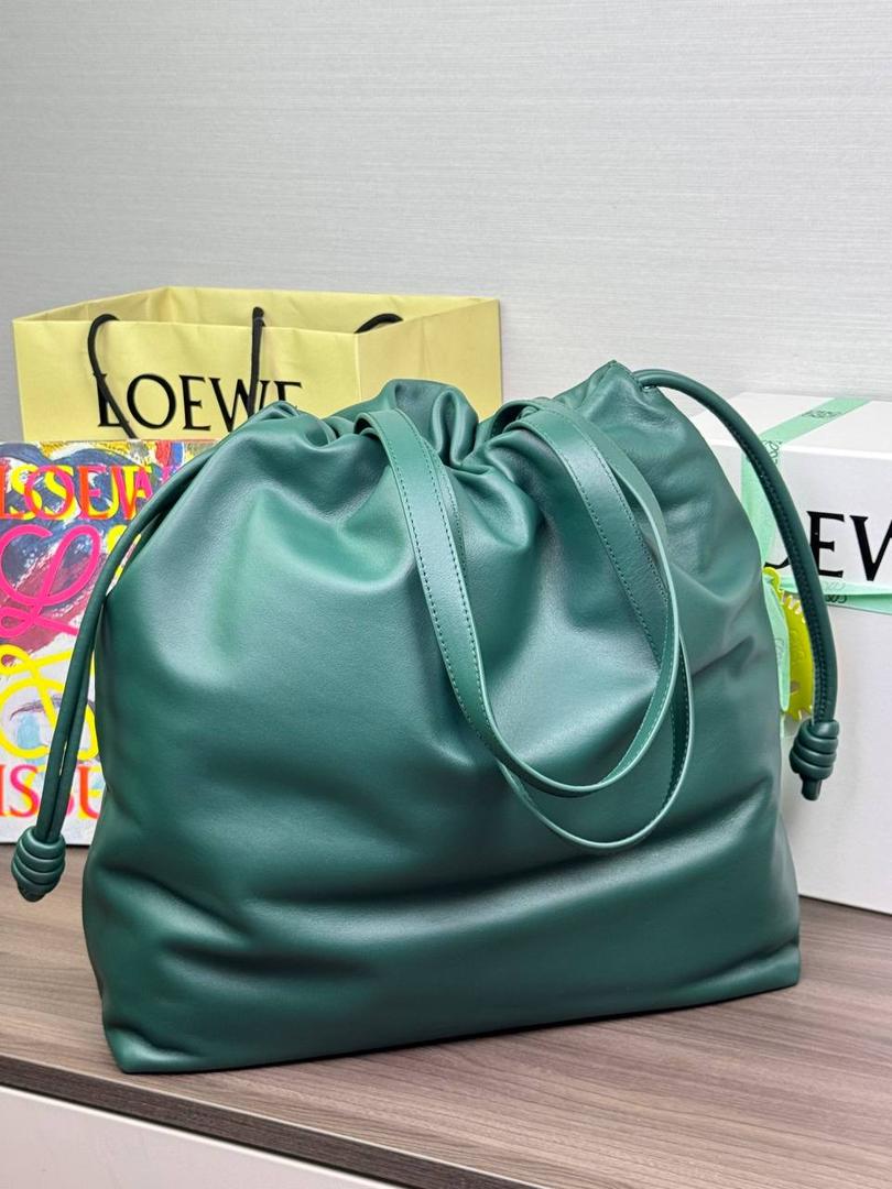 🎈全新福袋𝗙𝗹𝗮𝗺𝗲𝗻𝗰𝗼 𝗧𝗼𝘁𝗲 ——【常青色到货✅】 尺寸：𝟒𝟔-𝟏𝟐.𝟓-𝟒𝟏𝐜𝐦 编码：052026【配防尘袋，没有盒子】 ❤️以经典Flamenco系列手袋👜为基础，新款Flamenco Tote手袋采用加长廓形，正面饰品牌超大对比色𝐋𝐎𝐄𝐖𝐄标志，外部进口Napa小牛皮，内里绒面设计，整个包手感超级柔软舒服。 ❤️超大容量设计，磁扣开合，1个拉链内袋，可肩背或者手提✌🏻，可放15寸电脑💻，出行通勤必备，无论男女都🉑轻松驾驭。