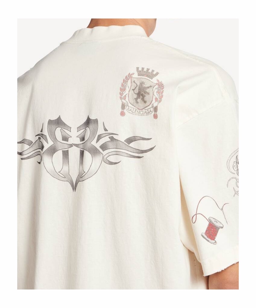 Balenciaga 男士 中号纹身图案T恤XS S M L XL码模特身高 189 厘米，身穿 S 码。