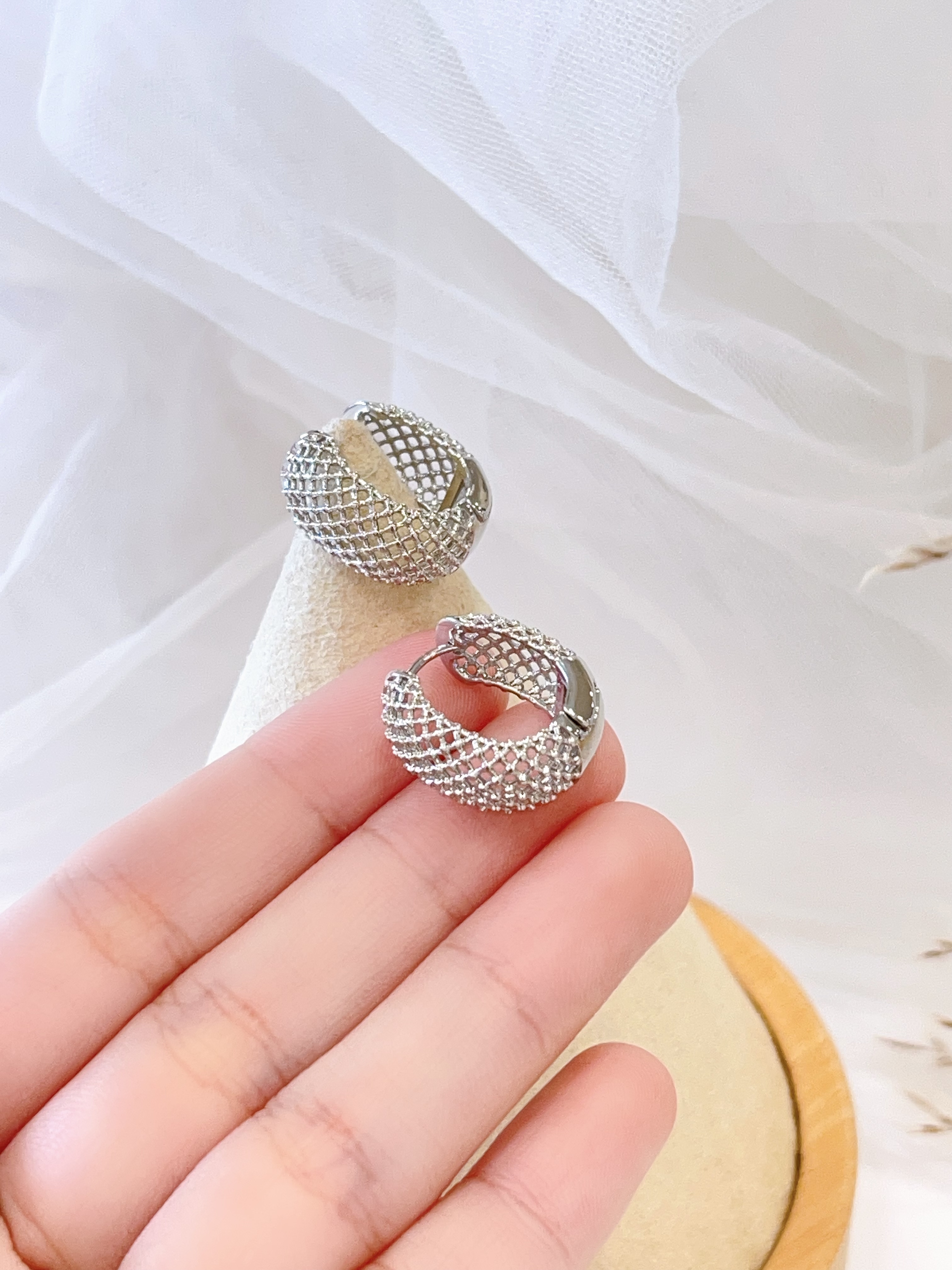 银色编织镂空圆形耳扣耳环