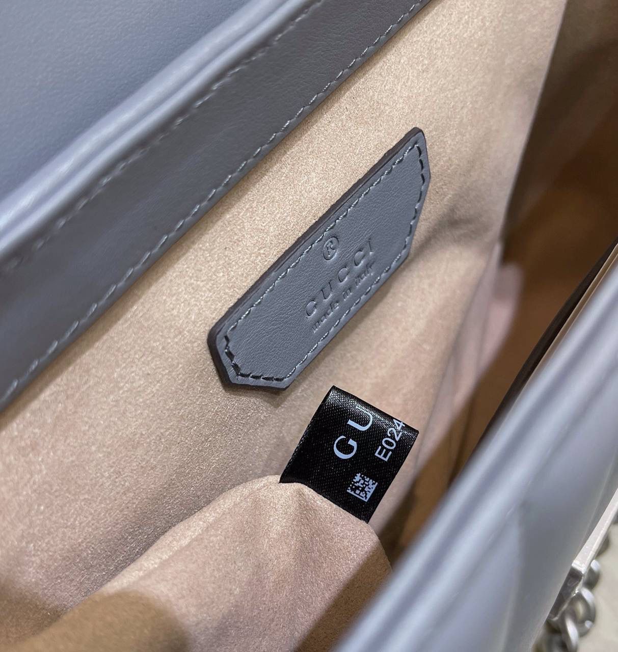 ✈️✈️✈️ 🔥𝙈𝙖𝙧𝙢𝙤𝙣𝙩 菱格原厂皮# ▫️型号583571 ▫️尺寸 21*15.5*8cm G家新款系竖菱格主题，焕新演绎经典造型，选用原厂牛皮材质，饰带银灰色双G，可拆卸金属链肩带设计，可令手提包轻松转换成肩背包，打造多种携带选择。