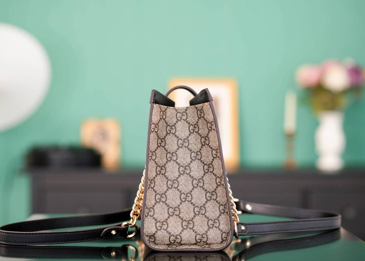 🥯Padlock系列GG小号肩背包 老花黑色 26cm 休闲、随意、有范 且非常大牌的款真的非Padlock这款购物袋不可 通勤风，小号容量也非常OK 包身轻便，非常适合上班族！ 官方款号 498156 尺寸：26x18x10cm