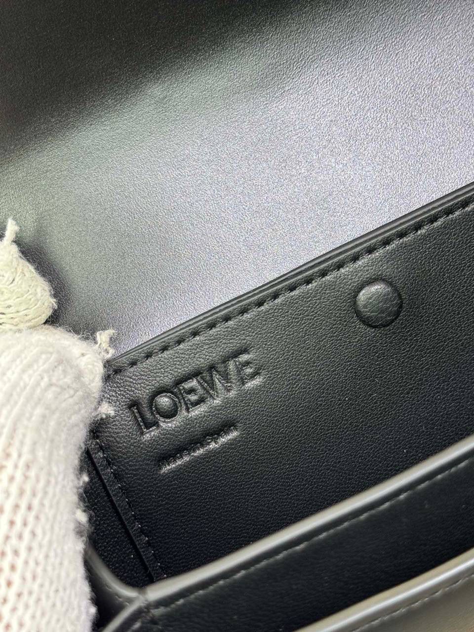 🎈单色釉𝘎𝘰𝘺𝘢*缎面皮 —【黑色到货✅】 尺寸：𝟏𝟗-𝟔-𝟏𝟑.𝟓𝐜𝐦 编码：262123 【配全套礼盒】 ✅汲取古代单色釉瓷器色彩灵感，全新打造𝘓𝘰𝘸𝘦*单色釉系列。该款采用缎面丝绸牛皮搭配内里纳帕羊皮，手感丝滑细腻。正面立体膨胀𝘈𝘯𝘨𝘳𝘢𝘮 𝘓𝘰𝘨𝘰设计搭配陶瓷小兔子挂饰，堪称时尚界的艺术品。 ✅磁扣开合，内部3个隔层设计，以及按扣和背面小侧袋，收纳方便➕安全感满分，能装，好搭。