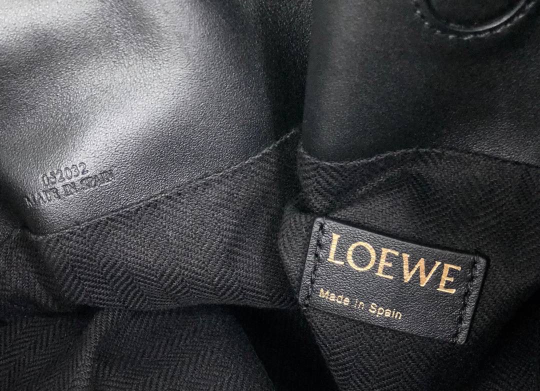 Flamenco clutch-NEW ┈┈┈୨୧┈┈┈ ✦中号✦ ❤️flamenco clutch bag可手拿亦可优雅斜挎 云朵般温暖亦轻盈的造型如此简单，💯耐看💯不会out的款式！ ❤️包袋采用进口小牛皮和提花帆布制成，手感如羊皮般细腻柔软，却比羊皮更加结实耐用，肩背、斜挎或手拿，🉑拆卸🉑调节长度。经典Anagram图案，人字纹棉质衬里。 ❤️ 采用拉绳收紧，品牌标志性绳结设计，收紧袋口就是小福袋造型，超Q，看着不大实际超会装😇 中号尺寸：30-24.5-10.5cm 编码：052028 迷你尺寸：22.5-18-9cm 编码：052030