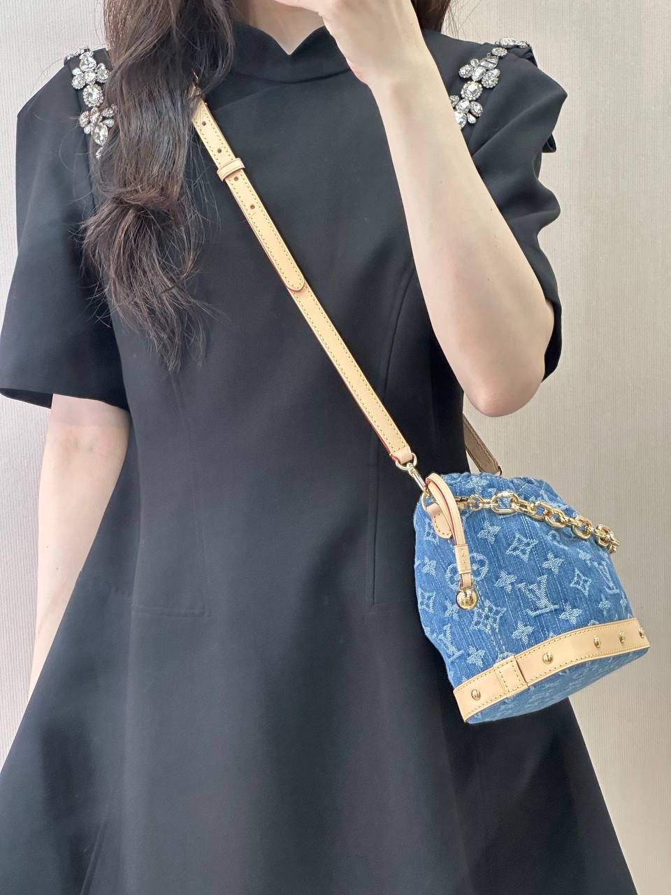 LV牛仔小包👜✨ 夏天怎么能少得了牛仔元素！ 丹宁也是各个大牌春夏季比较有看头的款式，今天继续来给你们盘个新款，来自1v 家的Nano Noé水桶 LV大名鼎鼎的牛仔系列~想必不用我多做介绍了！每次一上架就成为了一包难求的溢价款，火爆程度可想而知。 包身牛仔丹宁➕变色树膏皮，东西都是独一无二的正，包型也是堪称万年经典 经典中的经典 一直深受女孩们的追捧 小巧身材、别致外观。 尺寸：17.5 x 8 x 20.5cm