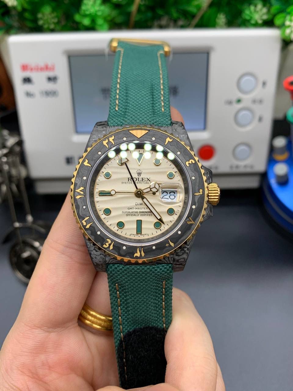 勞力士超限量GMT-MASTER II 😍💎 包含表圈、面盘等零件也全都是碳纤维材质，其中碳纤维表圈上数字刻度首次采用全新碳纤维植丁技术（非填油）塑造丰富视觉层次，质感细腻。透视底盖可清楚展示正反快速调日历的劳力士专属cal.3186机芯。搭配柔软魔术贴表带和一体碳纤维表扣。首批量产提供4种颜色表盘可选，5种不同颜色风格表带。
