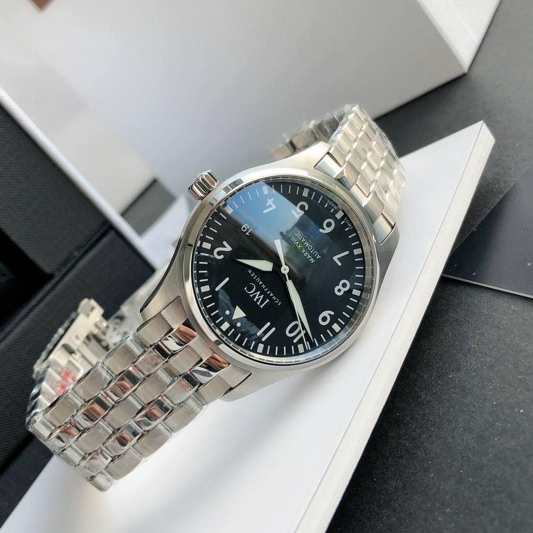 硬货首发，市场独家！IW327015，316L精钢材质，非凡工艺，让小厂知难而退！万国飞行员马克十八传承腕表，采用原装瑞士ETA王牌机芯，40mm表径，全数字刻度超强夜光，双面防反光凸状蓝宝石玻璃表镜。原版1比1开模钢带，在很多细节的把控上都已达到行业顶级，且多项可为标杆，整表细节一丝不苟。 原装价格4W多，一般人均可轻松驾驭，此款万国飞行员腕表视为万国经典款型，任何场景着装均适合佩戴，可谓百搭神器。全套包装出货