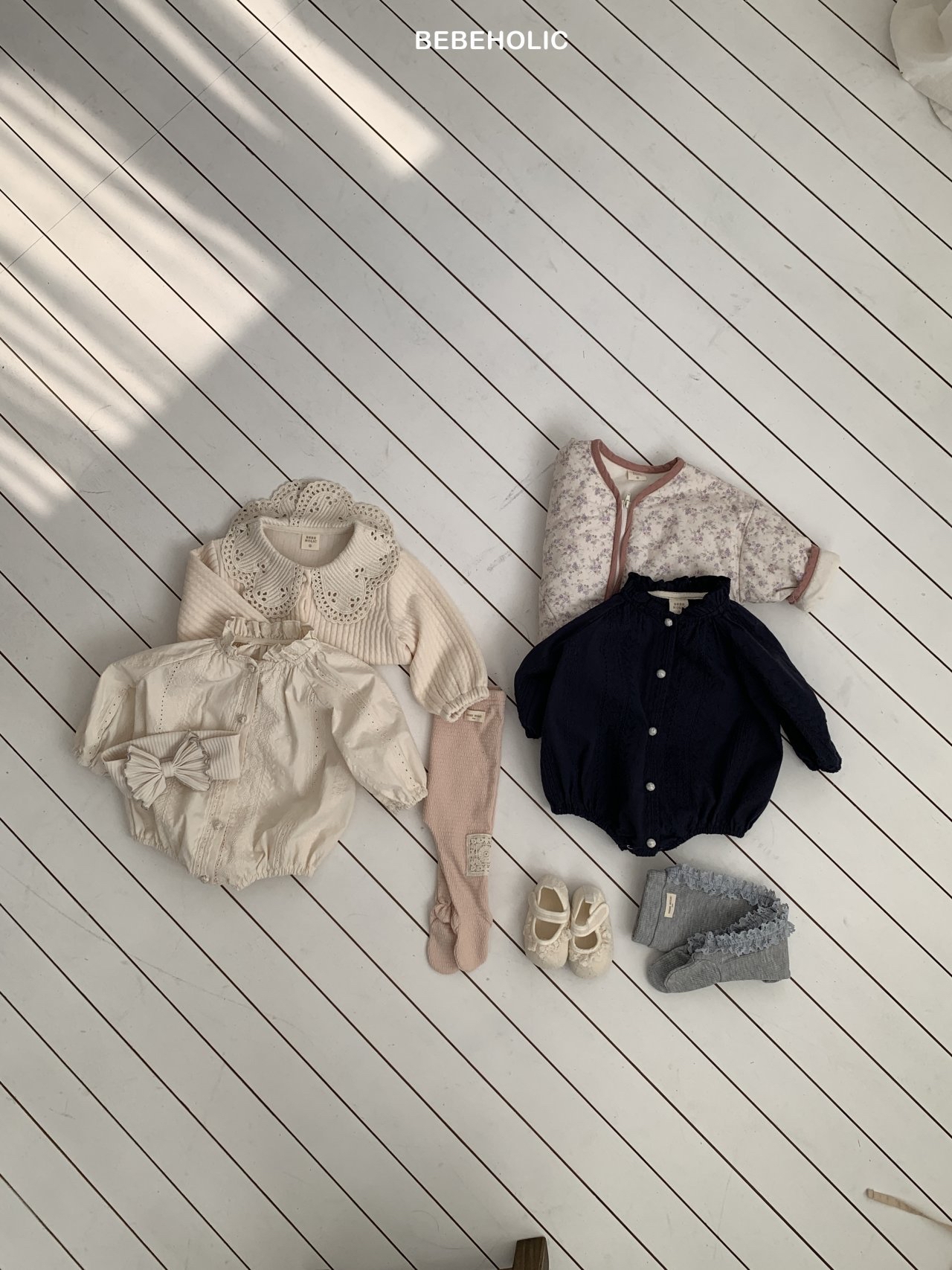 🌸預訂 韓國直送🌸🇰🇷BEBEHOLIC兩色提花刺繡花邊領長袖包屁衣