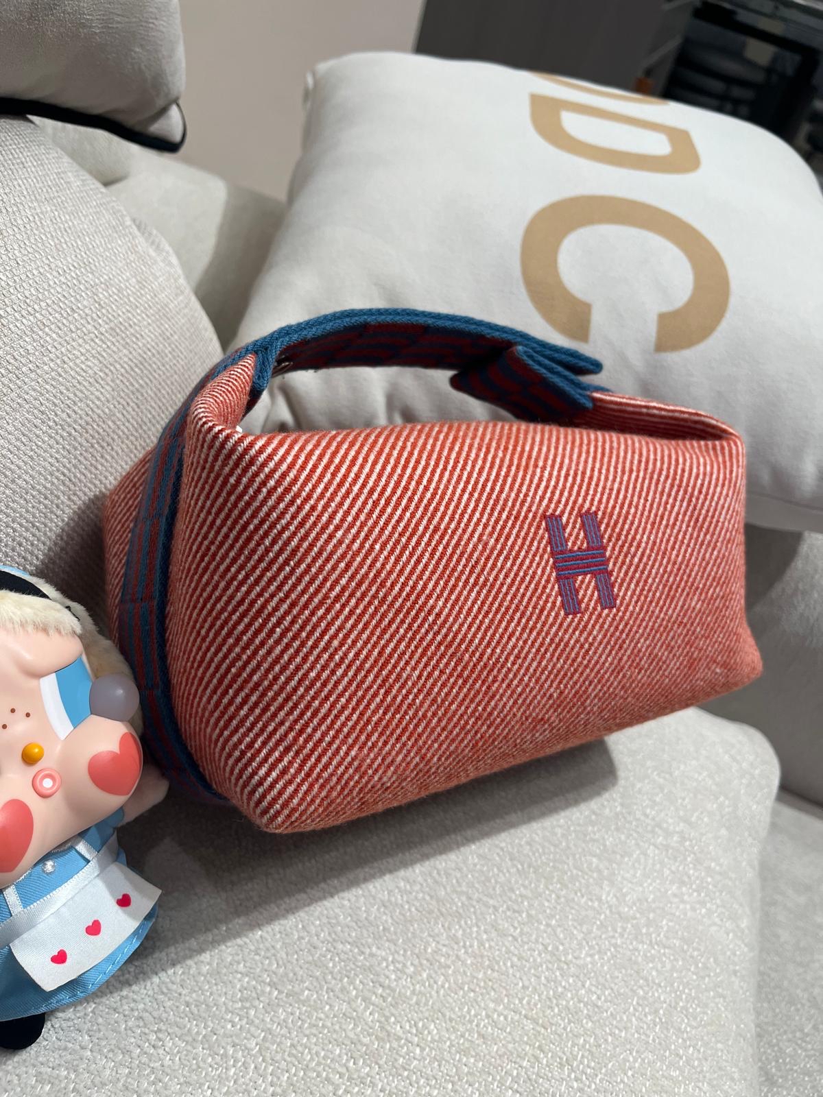 未使用品 Hermes 飯盒包 PM     100%Authentic ,unused  