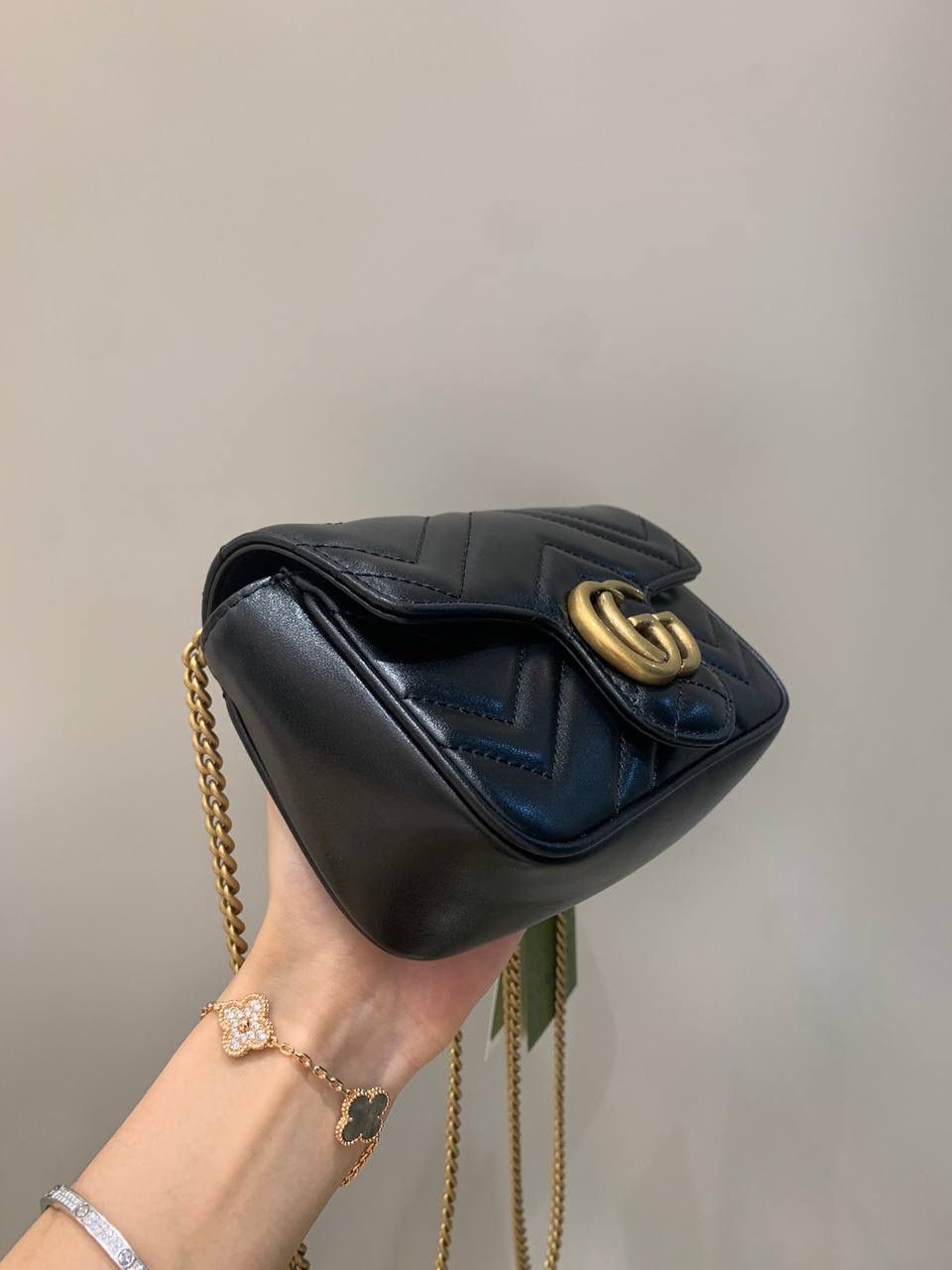 新背景实拍正品级 。经典款黑色16.5cm‼️ 销量王本尊，黑色绝对是最受欢迎的颜色，不分季节不分场合，想怎么搭配就可以随你心意，黑色皮料更能透出原厂皮质感，金色五金黑色皮料简直就是灵魂搭配，这个颜色你们每一个人都要入‼️ 型号476433；尺寸16.5/10/4cm