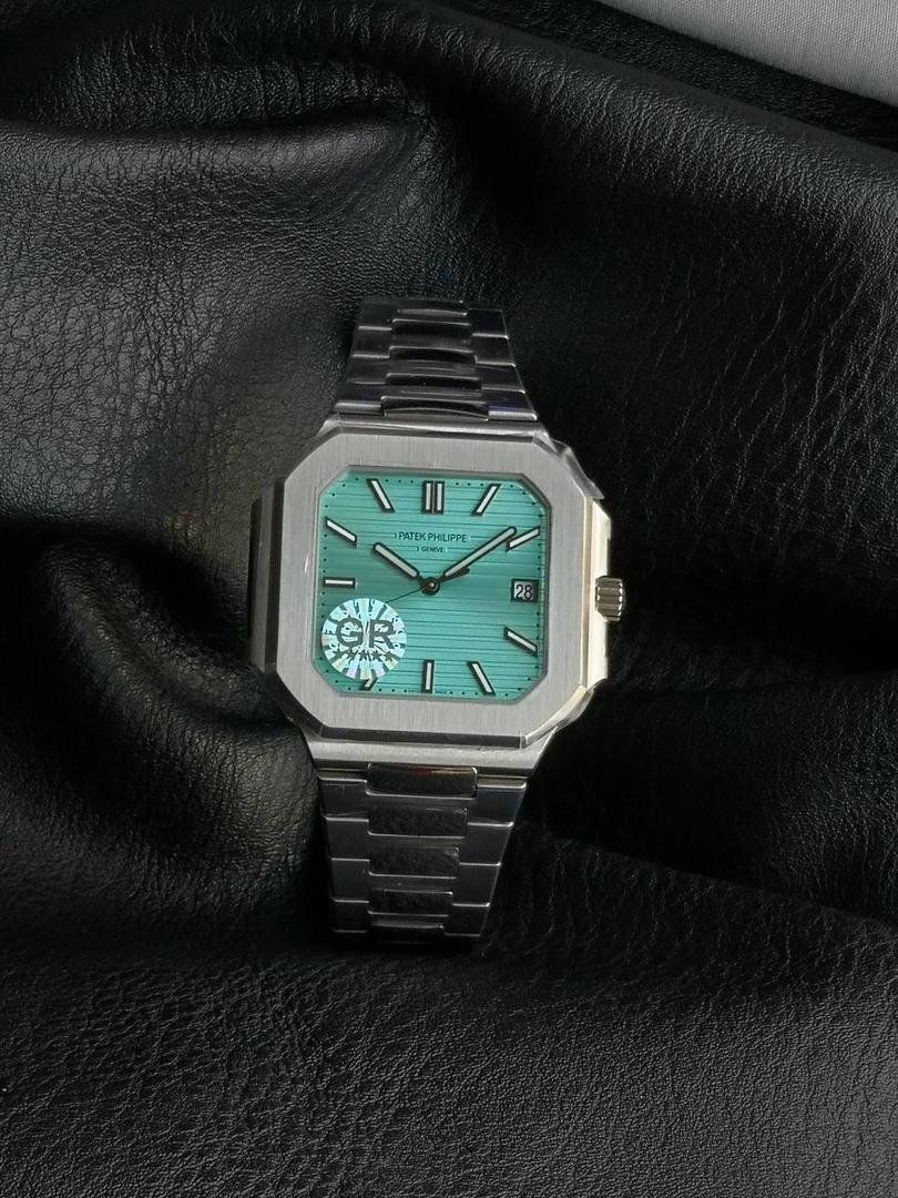 百达翡丽 方形 新系列CUBITUS 5821腕表 亮点特色：1️⃣机芯:搭载定制9015改Cal.26-330 SC一体机，调时不停秒，调时不停秒，摆轮位置均与正品一致，自动上链机芯。2️⃣钢带:316L定制级人体工程学表带，新扣款式。3️⃣表壳:尺寸45毫米厚度仅8.3mm，为表壳对角线长度(即10点位至4点位),因为表壳近似于方形，上下边的宽度会小于这一数值，所以视觉效果并不是很大。 搭配上，5821属于运动风格腕表，日常搭配正装和休闲风格也可以。