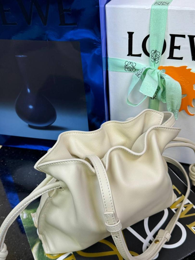 全新升级—𝙁𝙡𝙖𝙢𝙚𝙣𝙘𝙤出货啦✅ ❤️升级版福袋正面新增品牌烫金𝙇𝙤𝙜𝙤代替压印𝙇𝙤𝙜𝙤，肩带加宽同时增加两侧狗扣五金代替原本皮穿扣肩带，精致又便捷🥰 ❤️独家定制皮料五金，小牛皮皮质手感十分柔软且耐用，肩带🉑拆卸🉑调节，多种背法任你选择，容量超大，日常出行必备😍 ❤️独家品控，完全对版细节，全套礼盒🎁包装给你满满的仪式感🥰 迷你尺寸：𝟮𝟯.𝟵-𝟭𝟴-𝟵𝗰𝗺 款号：052030安哥拉白