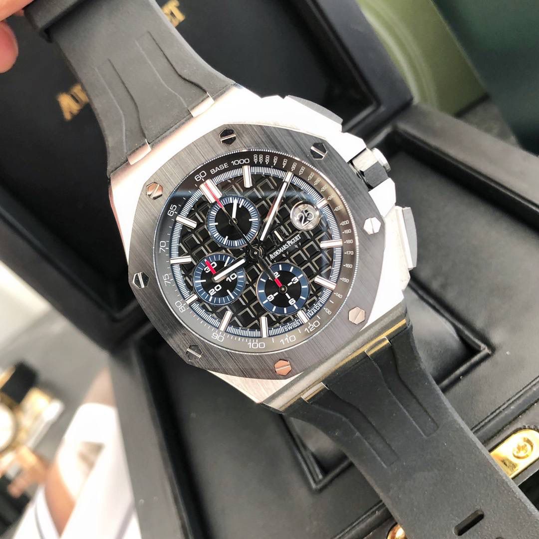 皇家橡树 - 爱彼AP 26400系列 44毫米直径 市面上最好版本的超级复刻 柔软硅胶带 皇家橡树离岸型 男士全自动机械腕表 ，316L精钢表壳 ，搭配原装复刻定制机芯Cal.3126全自动机械机芯 走时精准 稳定，透视后盖 裸露的机芯跟正品一模一样，反炫光蓝宝石玻璃 ，超级耐划痕，搭配原厂模具橡胶表带，原装针扣 ，300米防水，整壳套超高品质，超A做工，非市场普通货，货有所值 ，硬汉必备神器，爱彼入门级腕表 强烈推荐，制作耗时又耗精力，尽可能把最精至的腕表呈现给各位腕表爱好者。