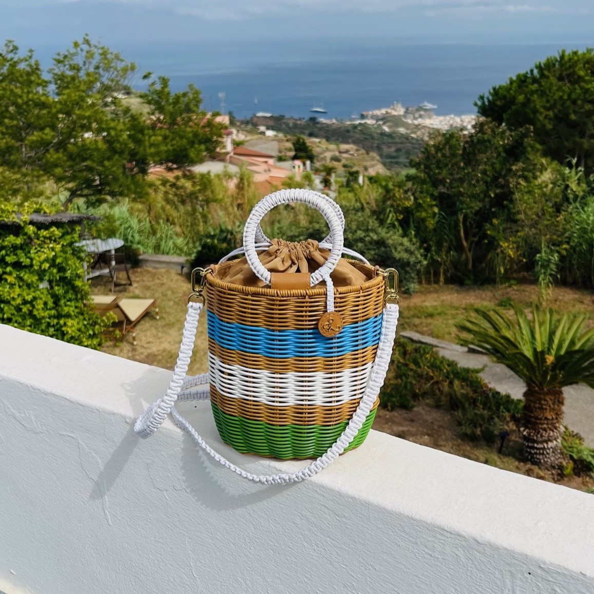 PLASTIC ART - Striped Woven Bucket Tote