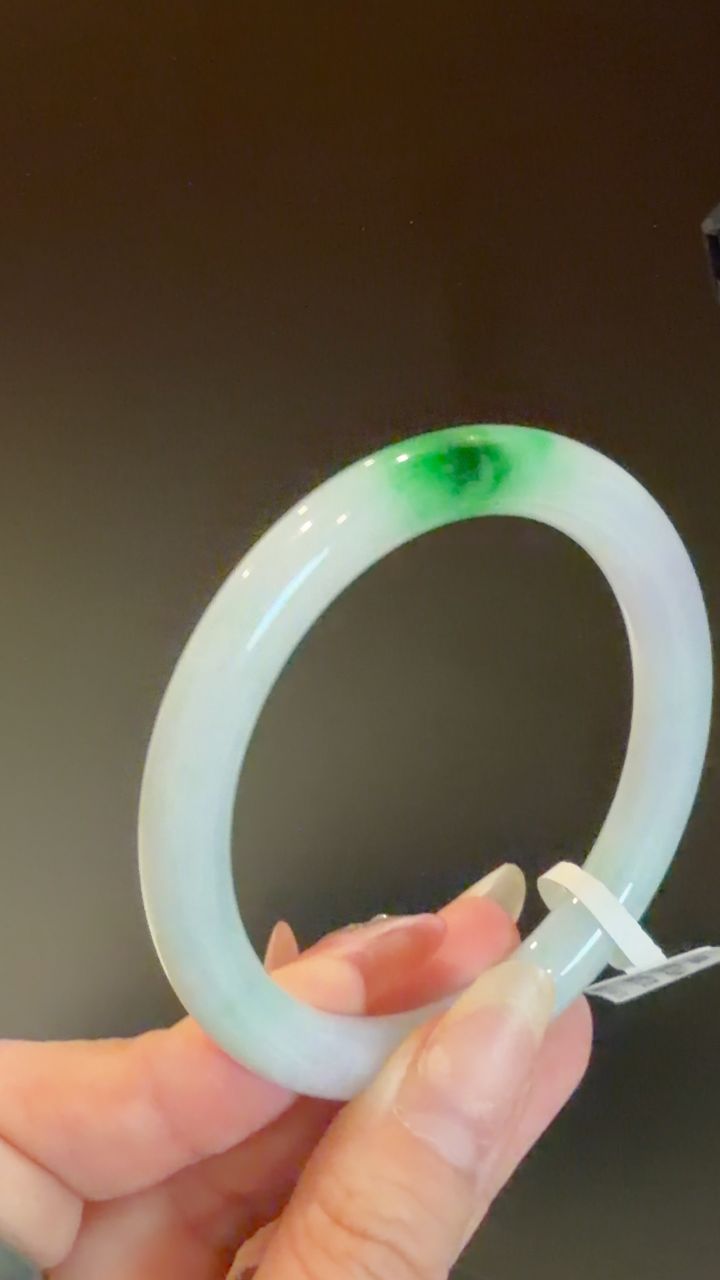 53圈口白底青翡翠手镯 53x7x8mm 圆条