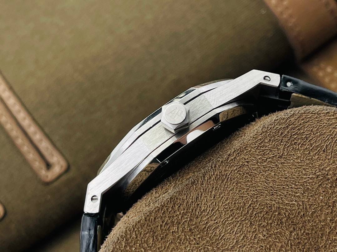 市场V4最高版本 爱.彼皇家橡树15400满天星系列腕表！ 1⃣️搭载进口9015机芯机械改装Cal.3120机芯，走时精准！ 2⃣️直径41MM！厚度9.8MM！ 3⃣️全表采用高亮度钻镶嵌，技艺精湛，不掉钻！ 4⃣️采用圈口可拆卸结构，市场大部分版本圈口不能拆卸！ 5⃣️316L全钢精磨工艺，质感更好！ 6⃣️全钻表盘，搭载高端指针！