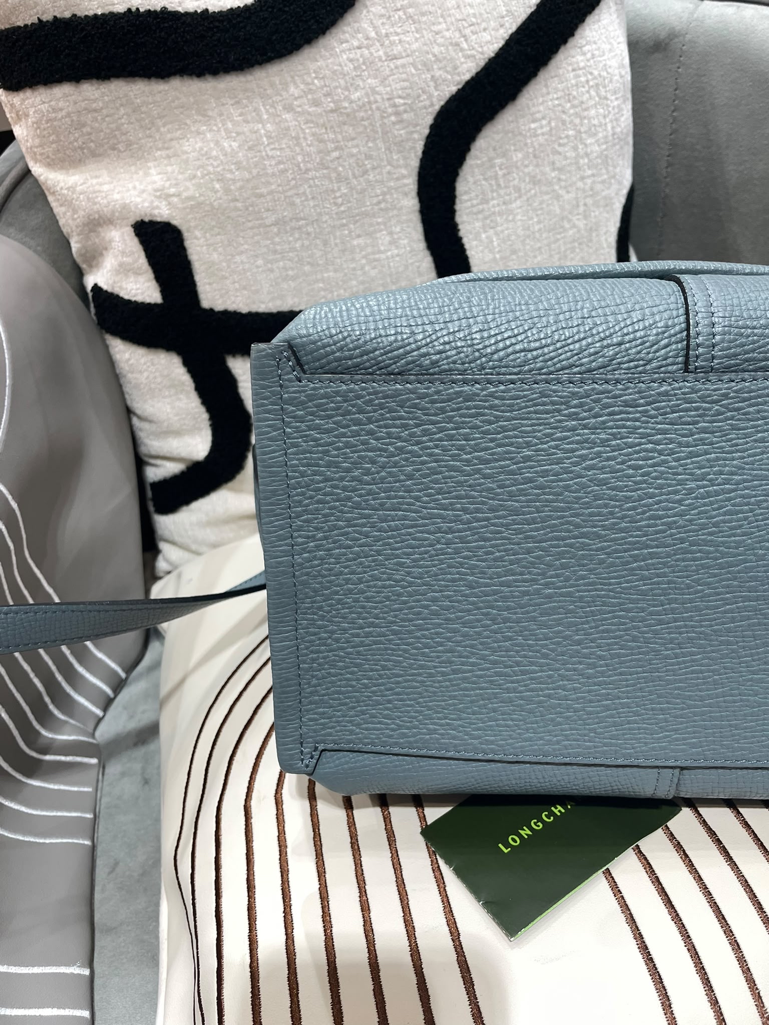 Longchamp mailbox bag calfskin 100%Authentic，98%new✅dust bag 專門店售價$💰6750‼️ 