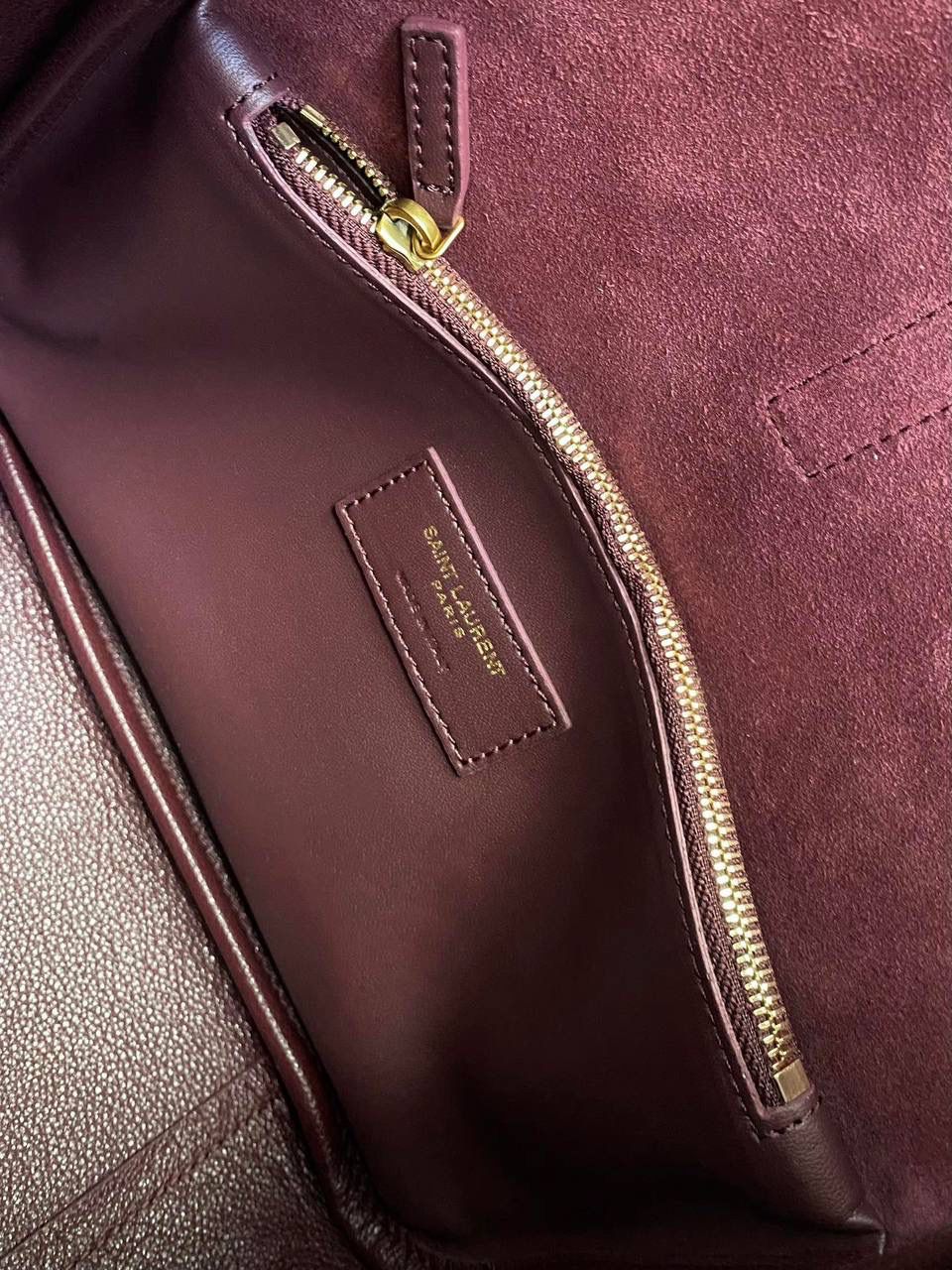 【已更新最新细节⚠️】 ys1 hobo bag腋下包酒红色🫘 我和你们说，这只包看着普普通通 但是上身是真的很好看！ 第一次看到他们家有这种慵懒的腋下包 整个包都是柔软的原厂胎牛皮 又轻容量又大，真的很～～好背 这只包的灵魂在于圆滚滚中又有型 市场很多做得太挺括硬朗，那种货打咩啊❌ ZP开发⚠️全套包装哦～ 23×22×8.5cm713938m