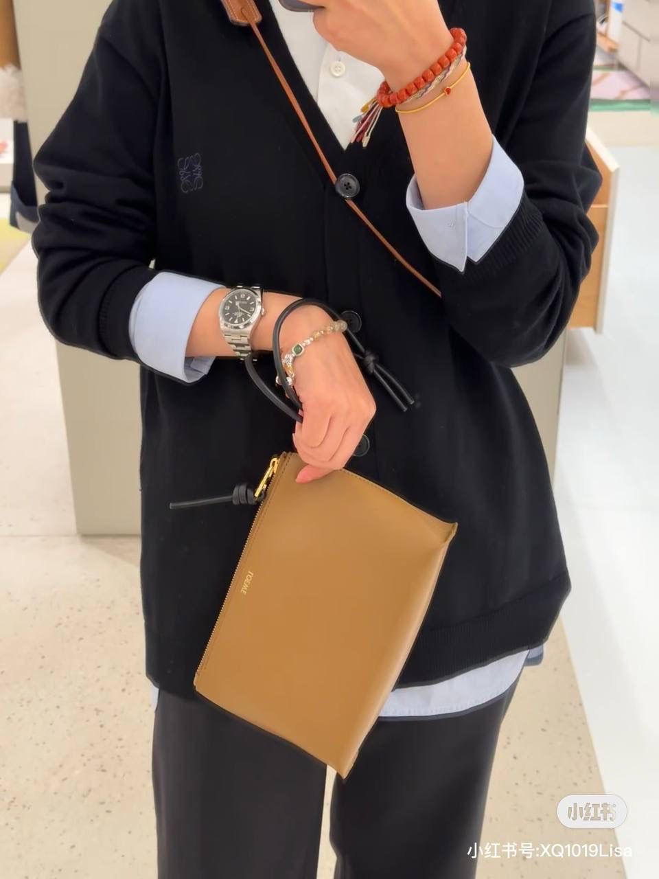 🎈𝘒𝘯𝘰𝘵 𝘛手拿包👜 —【橡木棕/黑色到货✅】 编码：522414 尺寸：𝟐𝟐.𝟓-𝟓.𝟓-𝟏𝟓.𝟓𝐜𝐦 全新撞色绳结拉链头和腕带设计，顶部拉链开合，内部人字纹帆布衬里以及2个皮隔层卡位，正面饰以品牌标志性烫金𝗟𝗼𝗴𝗼，方便时尚多用。