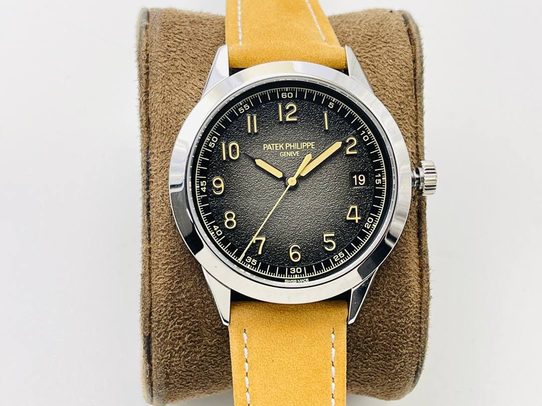 市场最高版本 百达.翡丽Calatrava系列Ref.5226G-001腕表！ 1⃣️表壳：百达Calatrava系列表款便因其圆润流畅的表壳形状享有盛名。百达.翡丽以这一特点为墓础重新设计该表款，在表壳侧缘雕饰巴黎钉纹。 2⃣️设计师还开发出一种特殊表壳结构，令表耳与表壳底盖融为一体，从而使巴黎钉纹全面覆盖表壳侧边。 3⃣️根据原装开模，壳套设计贴合原装！ 4⃣️字面：炭灰色表盘流露复古韵味，边缘呈黑色渐变效果，其微妙粒纹令人联想起古董相机外壳。 5⃣️表盘搭配覆米色荧光涂层的白金立体字块，以及低调内敛的"轨道式"秒钟刻度。 6⃣️白金针筒型时针及分针覆米色荧光涂层。3字位位置设有日期视窗，采用米色字块！ 7⃣️搭配黑色背景机芯：采用进口9015为基础机芯并加以改装升级！机芯夹板桥经倒角，边缘作细意打磨，大小夹板饰以鱼鳞纹、日内瓦波纹，夹板表面有包金雕刻，螺丝凹槽经打磨和倒角，所有细节尽善尽美，同时印有百达翡丽经典双P印记！ 8⃣️表带：全新Ref.5226G-001 表款有两款可互换表带，一款为米色绒面小牛皮，另一款为黑色小牛皮，饰有压花纹理图案和米色缝线。两款表带均搭配白金针扣，同时配备快拆生耳，让更换表带操作更加便捷！