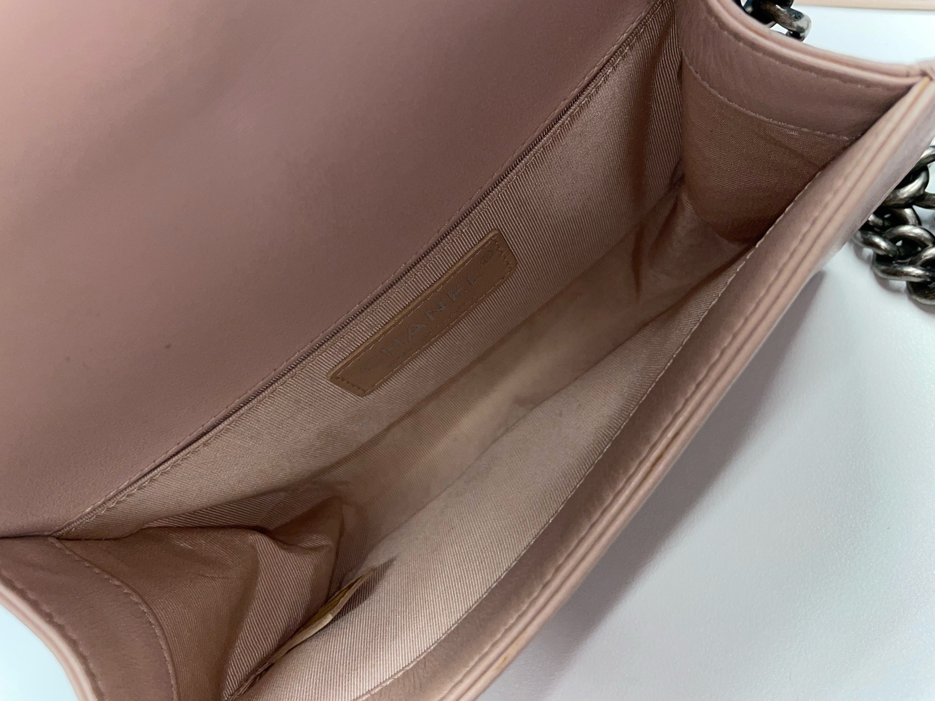 【預訂貨品】鐳射23開👜 CHANEL 粿色Leboy