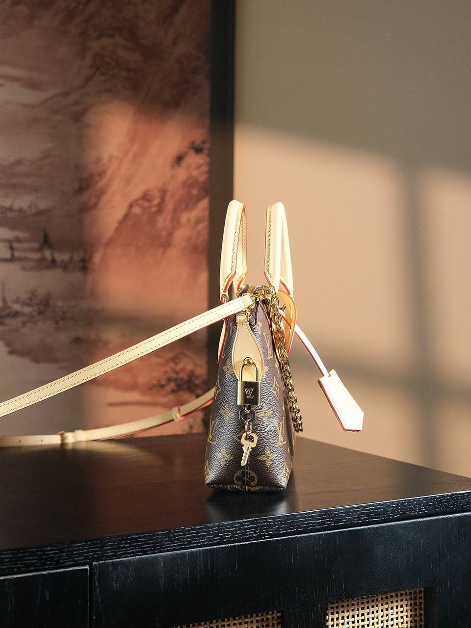 𝐋𝐎𝐂𝐊𝐈𝐓 𝐁𝐁芯片菱形跳动码系列👜✨ 当季新品复古潮流𝑳𝒐𝒄𝒌𝒊𝒕 𝒃𝒃系列，复古味十足配备上灵魂多变的背法✔️ 依旧是采用经典老花面料搭配上弧形上缘以及椭圆形饰边，完美呈现出现代化时尚与复古的完美结合。 小巧的包身，却能满足日常容纳需求，一包多用法，让你在使用过程种感受到它满满的高级感，真的是好用到哭✔️ 五金材质：厚镀纯钢五金 皮料材质：法国原厂皮面料【芯片版】 尺寸详情：𝟏𝟗*𝟕*𝟏𝟓𝐜𝐦