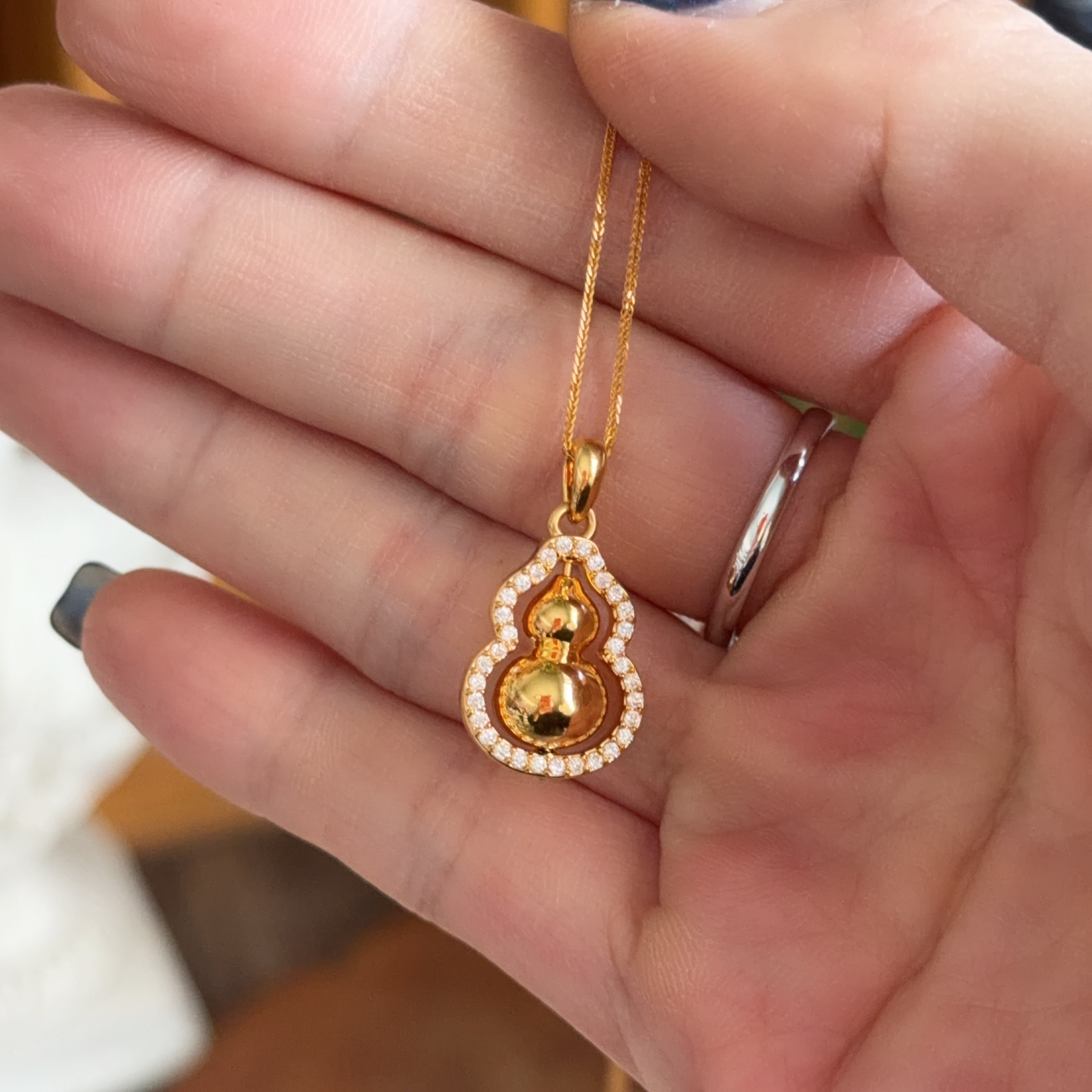  𝟵𝟵𝟵硬金葫蘆鑲莫桑石吊墜（可轉動）