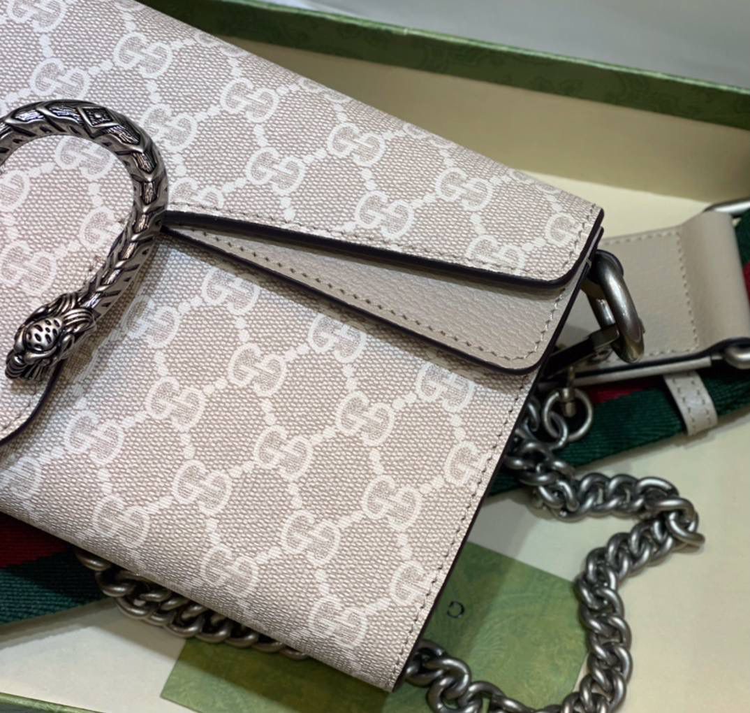 ✈️✈️✈️🔥𝐆𝐮𝐜𝐜𝐢 酒神腋下肩背包# ▪️型号 : 731782 ▪️尺寸 : 25*14*4cm 𝐷𝑖𝑜𝑛𝑦𝑠𝑢𝑠时尚单品永远少不了的酒神包又添新成员啦[耶]依然采用辨识度极高的虎头锁扣、包身小巧轻便. 经典PVC老花➕牛皮❗️搭配2条肩带 链条是现在最流行的腋下背法、最重点的红绿织带饰以饰钉“Gucci”DlY斜挎带太好看了！内部容量大、翻盖口袋双接档、还可当手包使用。