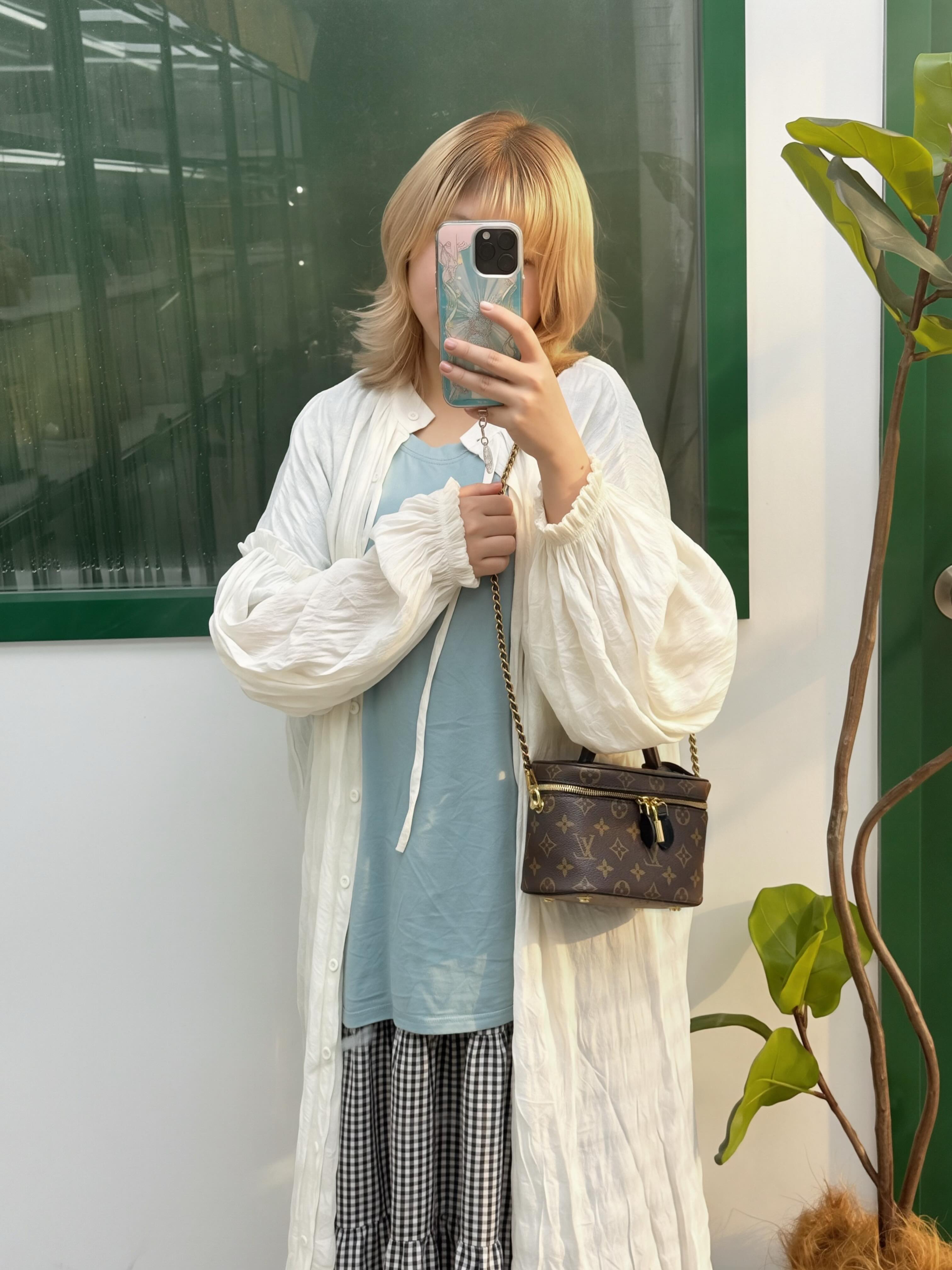 Lv👜 PRE OWNED 🛍️ 化妝包 有鏈條 晶片款 有單全套🤎  18.5*10*12cm  配件: 塵袋，晶片款 ，2021年單，鏈條，盒 💰優惠價 $11980 98%new  #收袋王  喜歡的話快點pm/whatsapp 我們💓 銷售熱線51111 321（whatsapp)  我們服務包括有：手袋飾物回收、手袋置換(一換一、一換多也可以） 、專業手袋鑑證、專業手袋護理  購買方法 🏢親臨門市 荃灣南豐中心15樓1521室（荃灣地鐵站a出口1分鐘到）敬請預約 ❤️只賣正品正貨，任驗💓🫰🏻 ❤️‍🔥本店為香港註冊公司絕對真貨，信心保證👍🏻 🫰🏻本店設有鑑證服務，有駐場鑑證師  ✨歡迎追蹤我哋各個平台緊貼最新優惠x貨品🔥😍 👇🏻👇🏻👇🏻👇🏻👇🏻👇🏻👇🏻👇🏻  ⭐️Instagram: aoaocave  🌈Facebook: aoaocave收袋王  🔥Carousell: acluxuryhk  👆🏻👆🏻👆🏻👆🏻👆🏻👆🏻👆🏻👆🏻  ___________________________  Disclaimer🫰🏻All trademarks and copyrights are reserved to the original brand holders. @AOAOCAVE sells only authentic goods and is not affiliated with any of the brands mentioned.  @AOAOCAVE 跟任何品牌無關，而且沒有持有任何品牌資版權，亦沒有與任何品牌合作。所有商標及版權歸屬於品牌坊所有，帖子只作分享用途。  #aoaocave #手袋回收 #名牌買賣