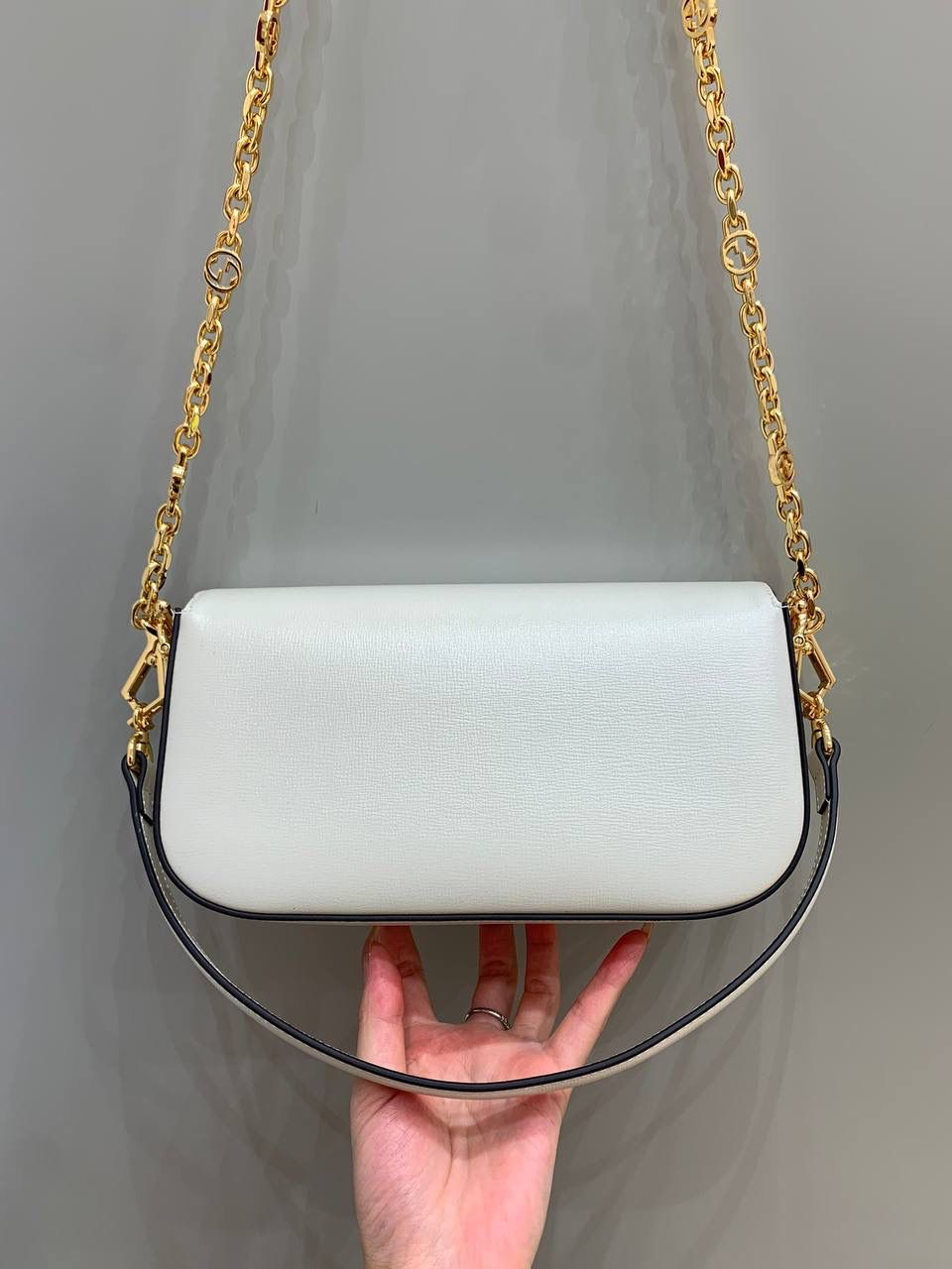新背景实拍正品级 。Gucc1 horsebit法棍包（原皮白色） 销量王🔥全皮系列❗️ 抓住一只小可爱，又是颜值巅峰之作 法棍出全皮拉，比起老花我更爱全皮！ 时髦复古女孩的一眼心动， 腋下包造型真的是再一次惊艳 最火爆的马衔扣元素加上最时尚的腋下背法 今年妥妥的包王无疑了！ 品牌爸爸，你真的别太拿捏我！ 斜挎则改成了金属链条，太有撞击感了！ 全皮腋下背搭配金属斜挎背， 还没有正式上线就全网断货了， 就问你拒绝得了吗！！ 型号735178 尺寸24/13/5.5cm