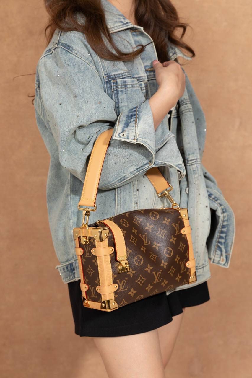 LV SIDE TRUNK🎀 用的是 A+ 级全钢五金，结实又耐用，拿在手上很有分量感，看起来就很 luxe。再配上 进口高弹面料，摸起来舒服，还有一点点光泽感，整体很时尚💖 包装是 全套包装，感觉真的很有档次，送人或自己用都很可以～ 中号：尺寸 21 × 14 × 6cm 小号：尺寸 18 x 12.5 x 8cm 大小刚刚好，小巧但很实用，出门背超方便💯👍 不管是材质、设计还是包装，都看得出很用心，走的是 质感路线。 这款包就是那种：低调但很有品味，越看越喜欢的类型～👜✨