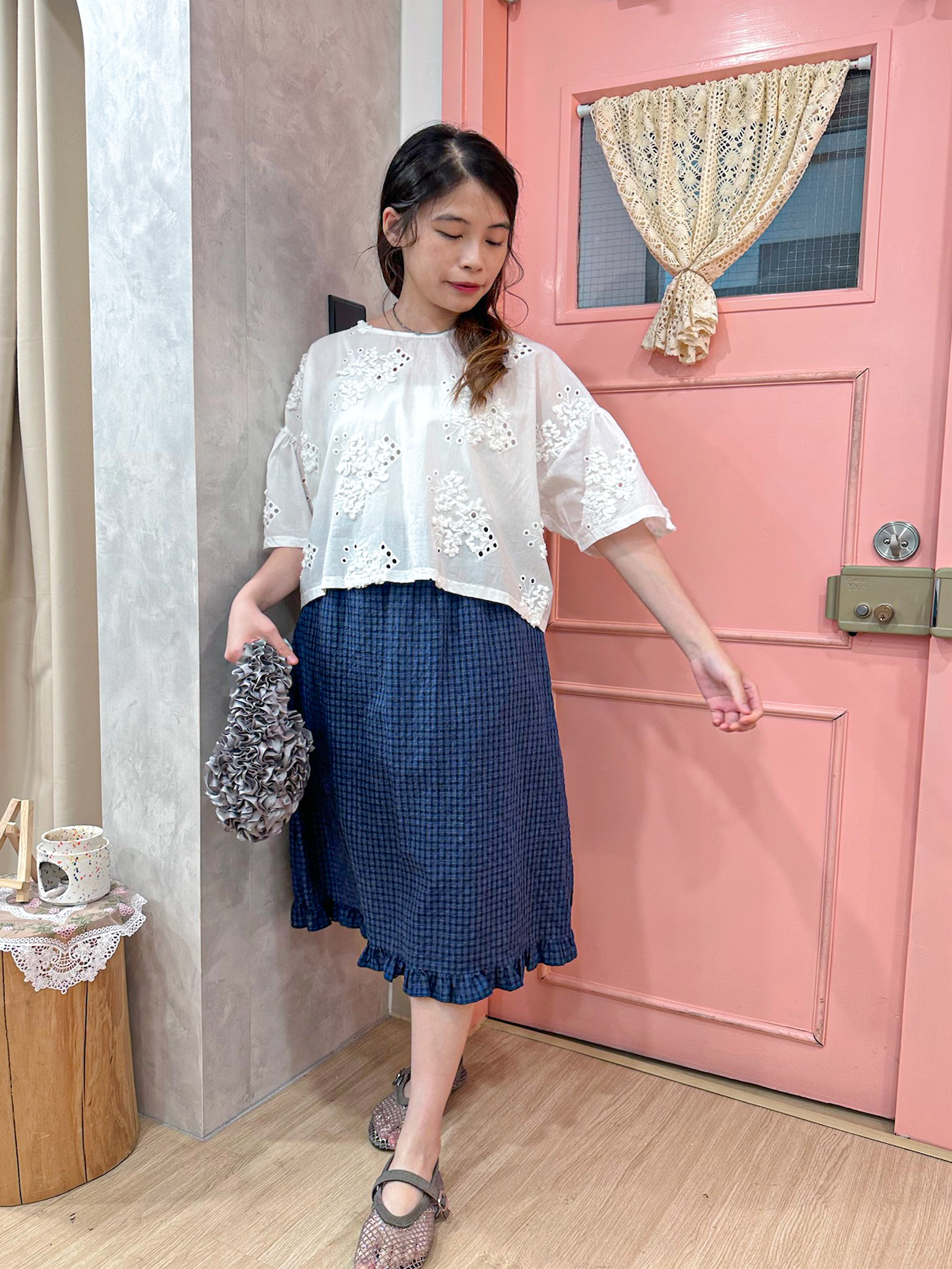極精緻～立體刺繡通花小露背罩衫 BK0001 - 白色 WHITE