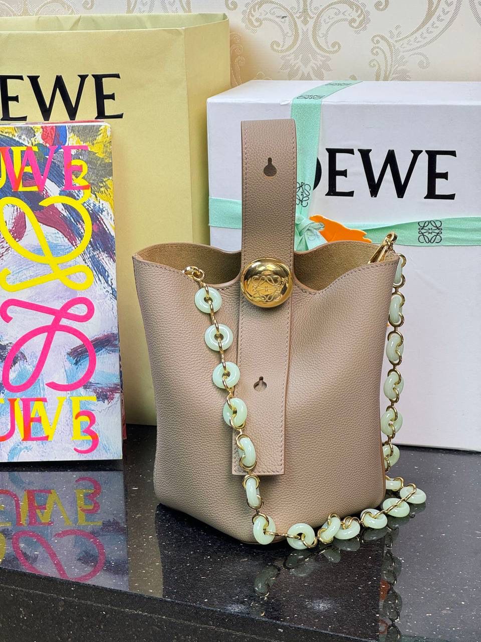 玉饰⛓️链条肩带（春玉色） 尺寸：68×1.6×0.5cm 编码：182323 秀场甜甜圈链条同系肩带，进一步突出了手袋的造型高，引入了鲜明活泼的精神态度😉。