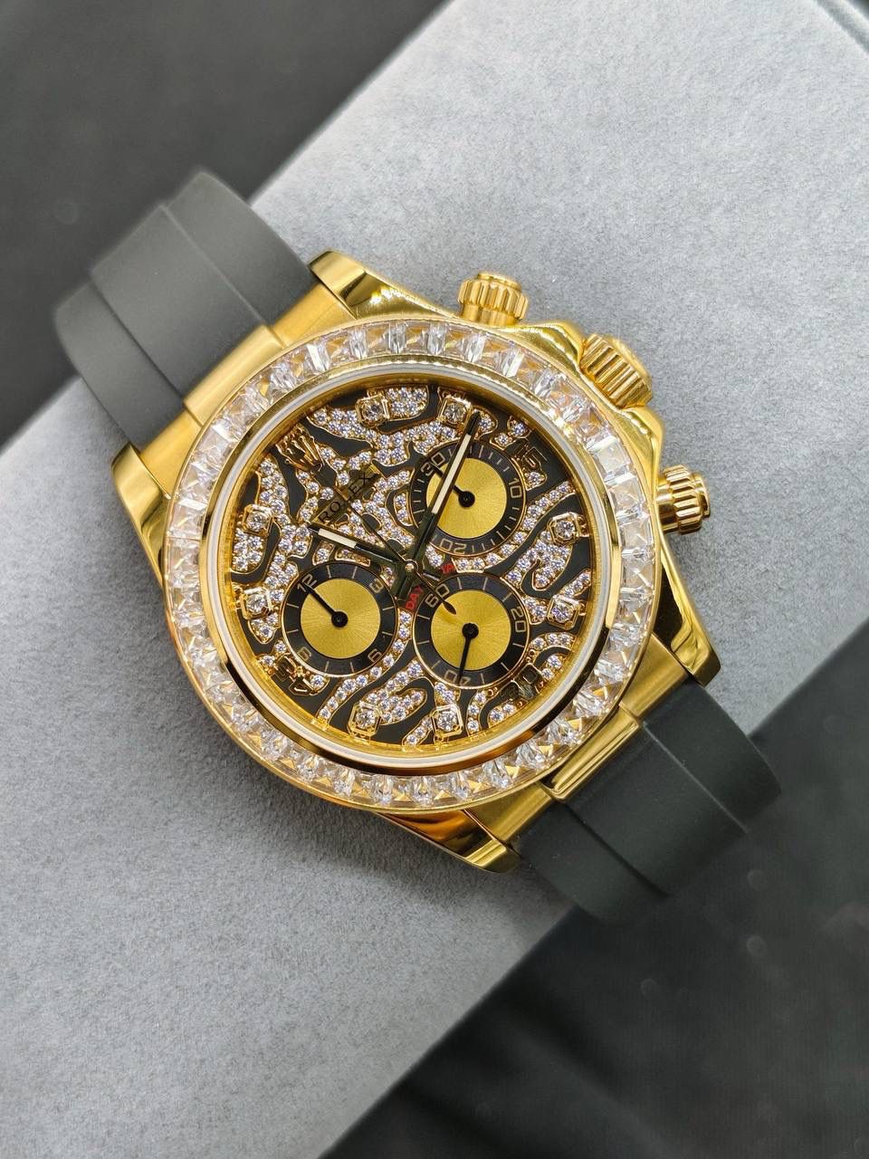 劳力士 迪通拿 Daytona「Eye of the Tiger 猛虎之眼」 型号：116589TBR（特殊款） 表径：40mm 机芯：7750 自动计时机芯 功能：计时、防磁 材质：白金 / 黄金 外观特色：黑金虎纹面盘，灵感来自老虎斑纹 外圈镶 36 颗 T 方钻 表盘与刻度满钻，奢华醒目 定位：2019 年巴塞尔表展推出的高端特殊款 特点：官方低调款，不在官网和普通门店展示 整体风格：强烈、霸气、极具辨识度，被表迷称为“虎纹迪通拿 / 猛虎之眼”🔥🔥🔥