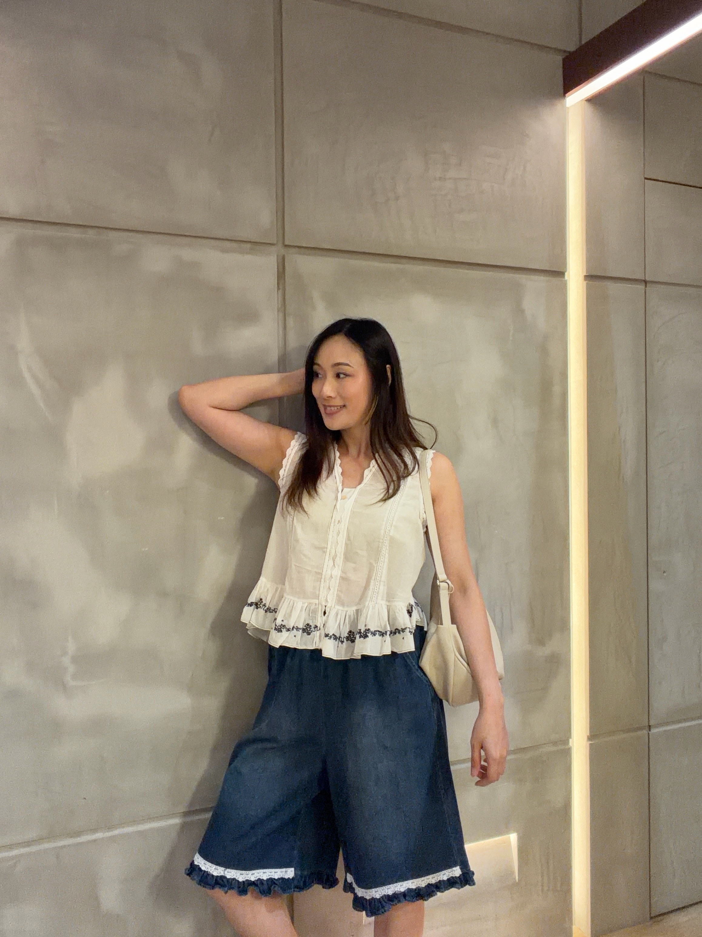 Ruffles 通花邊top