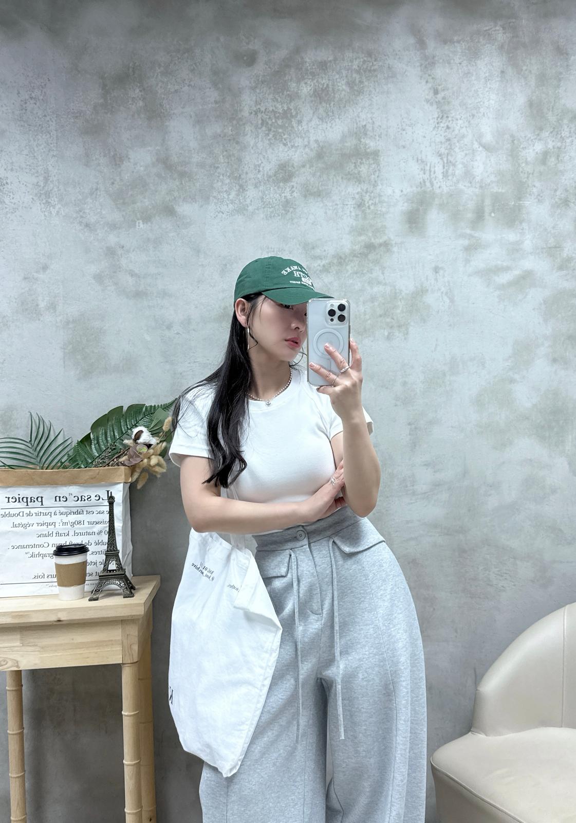 D22 後背設計凈色Tee