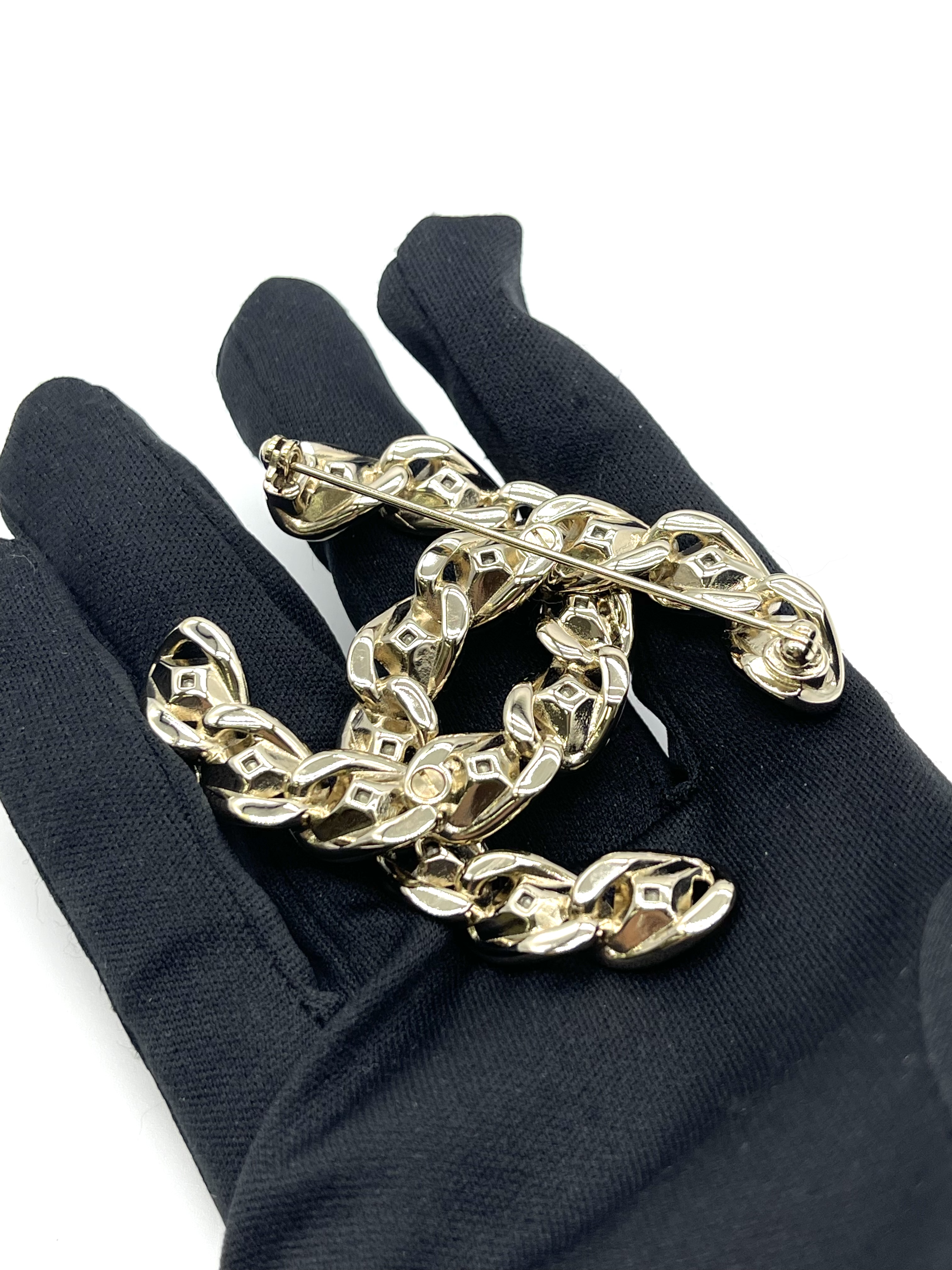 Pre-owned CHANEL Crystal Detail CC Interlocking Logo Brooch / Product Code: 26032317