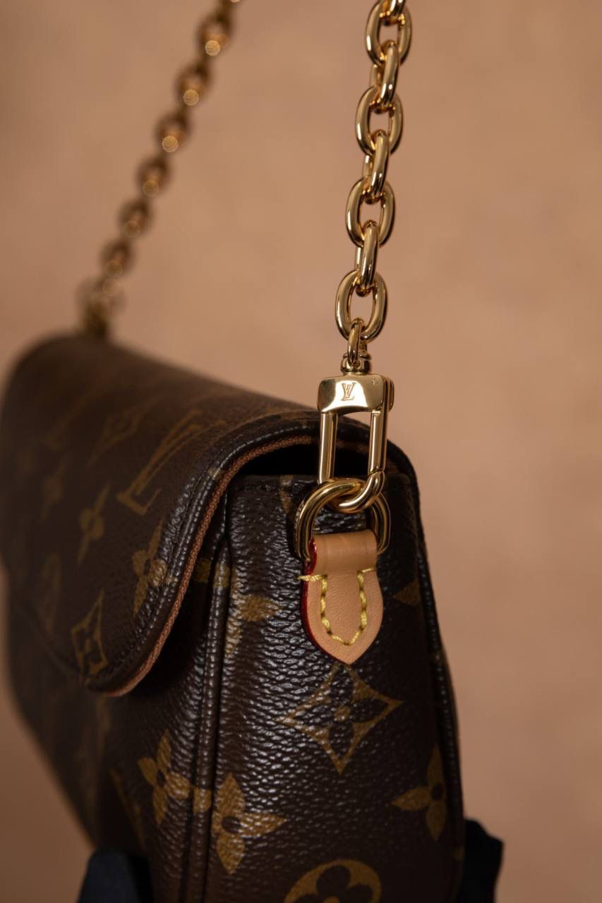 𝐖𝐀𝐋𝐋𝐄𝐓 𝐎𝐍 𝐂𝐇𝐀𝐈𝐍 𝐈𝐕𝐘😍 ▪️【上身图 供参考▪️】背上这款包包，瞬间化身精致的时髦精。它的设计造型时尚百搭，随意搭配都是颜值天花板🥹💕 双链条设计可单肩可斜挎✅ Size：23.5 × 12 × 4.3 cm 人气法宝系列💕 Ivy WOC 属于精致又时髦的小包款，整体设计真的可以说是 yyds❤️‍🔥❤️‍🔥 采用双链条设计，可单肩背 / 斜挎，多种精致又时尚的元素组合在一起，春夏秋冬四季都非常好搭🤩