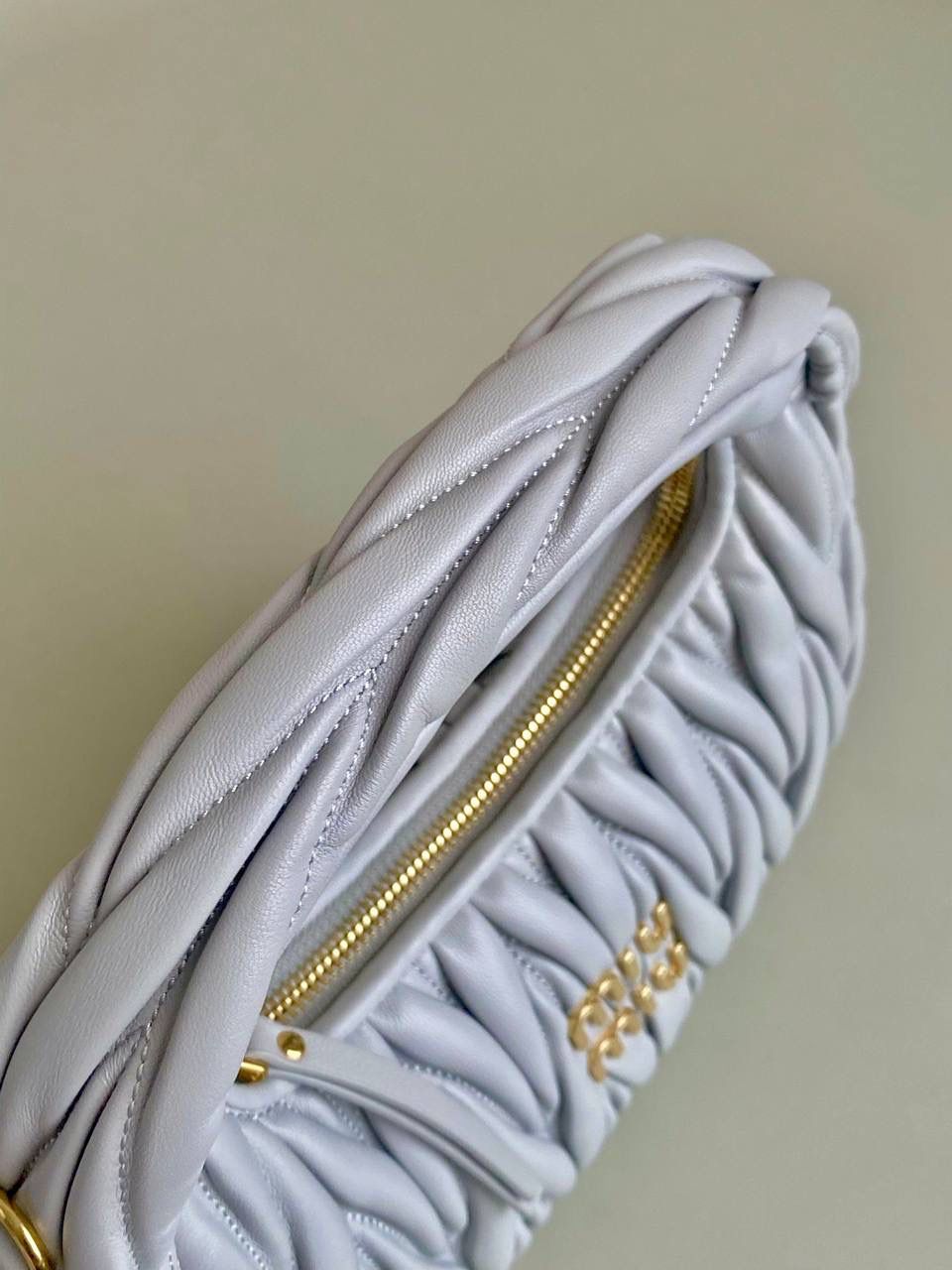 🈶矢车菊蓝小号 𝗠𝗶𝘂𝗠𝗶𝘂 𝗪𝗮𝗻𝗱𝗲𝗿 𝗛𝗼𝗯𝗼褶皱腋下 火爆全网都不用多说，人手一只的程度 我们用的是进口小羊皮！非国产皮料 肉眼可见的细腻，软软糯糯触感非常好！ 他家经典独特的褶皱工艺，是要有一定厚度 底料太薄了都做不出它的饱满和弹性 更不是市场通货干瘪瘪的褶皱，实在太假 我们新合作的老师傅在这细节上扣的很认真 一缕一折都有zp的神韵，且做到对版！！ 追求高品质的来 17×20×6cm，#F0013m