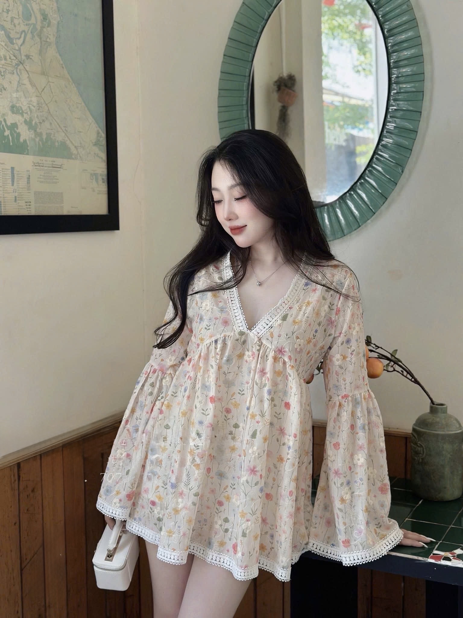 碎花印花V領迷你連身裙，喇叭袖（袖子没有蕾丝）