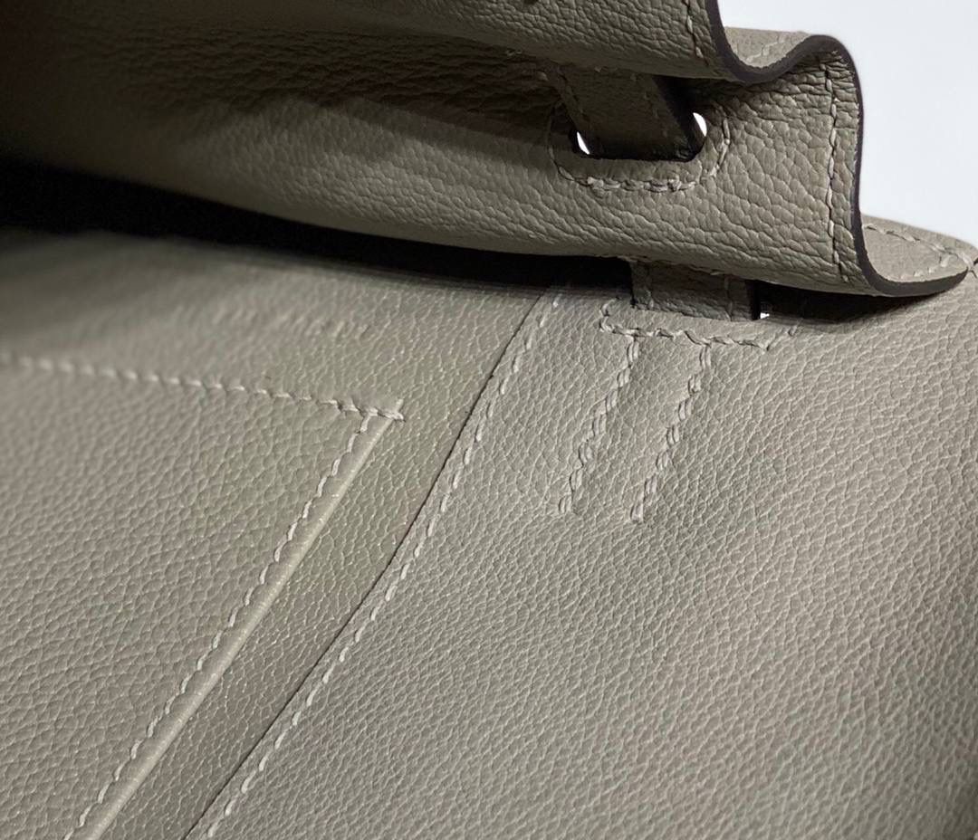 『沥青灰·银』 ‘’Kᴇʟʟʏ ᴅᴀɴsᴇ • Evercolor 🎀 时尚圈就是一个圆！ 最厉害的就是六种背法： 斜背、侧背、肩背、腰包、背包、手包 集美们一定要安排起来‼️ 22Cm