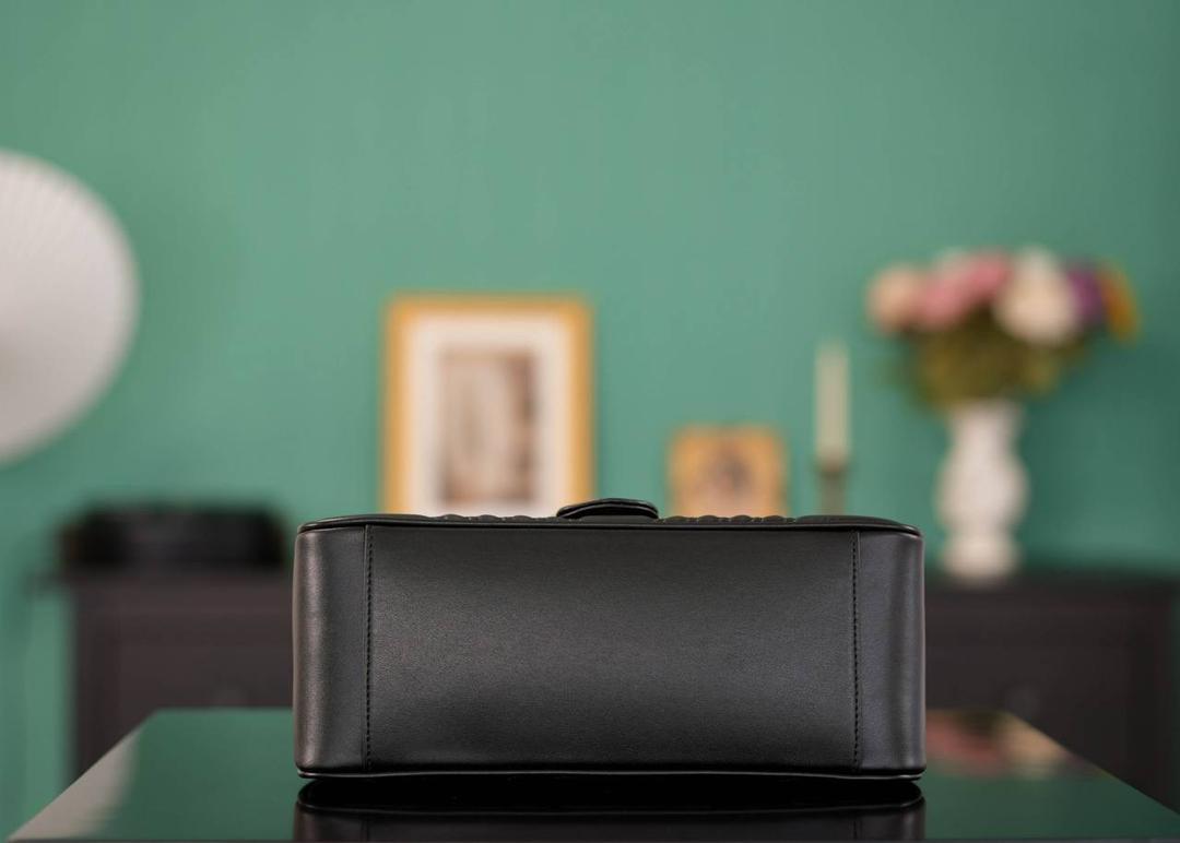 👜🔥Marmont系列绗缝手提包邮差包 黑色 27cm （原厂皮 全铜五金） 正品售价,500 独家原厂皮发售 限量级别 意大利原材料开发，这个大小简直是最完美的尺寸，什么随身携带的东西都可以轻松收纳，能手拎也可以单肩斜挎，自重轻，超级百搭不挑人~好看极了！！！ 官方款号 498110 尺寸大号：27x19x10.5cm 小号：21x15x8cm