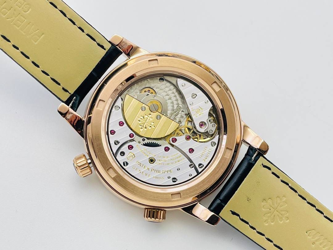 V4升级版 市场最高版本 功能跟正品一样 百达.翡丽星空升级终极版！升级细节： 1⃣️做到了跟正品满天星自动转的功能！ 2⃣️升级日历的排法和正品一样的顺序！ 3⃣️直径42毫米，厚度11毫米！ 4⃣️最大亮点：百达.翡丽星空里的月亮会根据天空上的月亮变化而变化！根据天空上的月圆月缺搬（初一月弯弯初十五月圆）到手表上了！